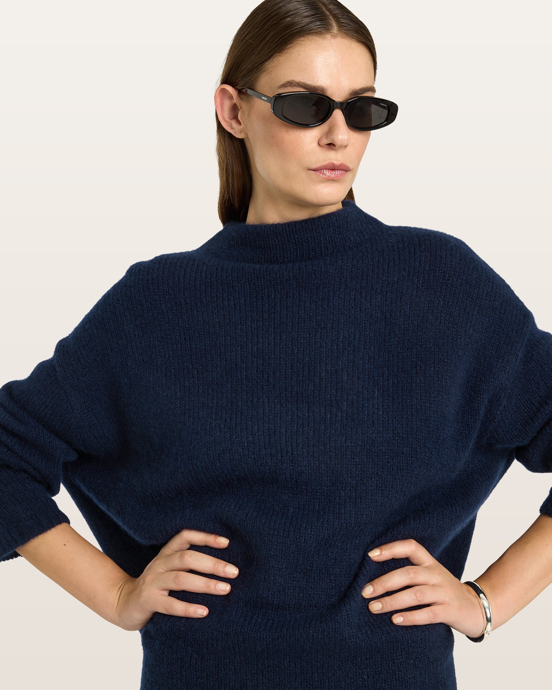 Damen Pullover aus 75 % Kaschmir und 25 % Seide in French Navy – glatt gestrickter Pullover in mittelschwerer Qualität mit oversized Passform, Stehkragen, überschnittener Schulterform sowie langen, relaxten Ärmeln. Das Modell überzeugt mit einer modernen, entspannten Silhouette und zeitlosem Design.