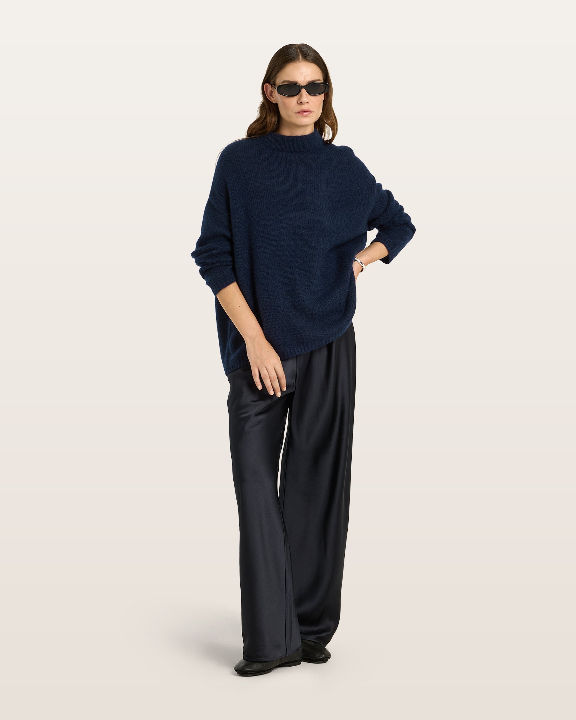 Damen Pullover aus 75 % Kaschmir und 25 % Seide in French Navy – glatt gestrickter Pullover in mittelschwerer Qualität mit oversized Passform, Stehkragen, überschnittener Schulterform sowie langen, relaxten Ärmeln. Das Modell überzeugt mit einer modernen, entspannten Silhouette und zeitlosem Design.