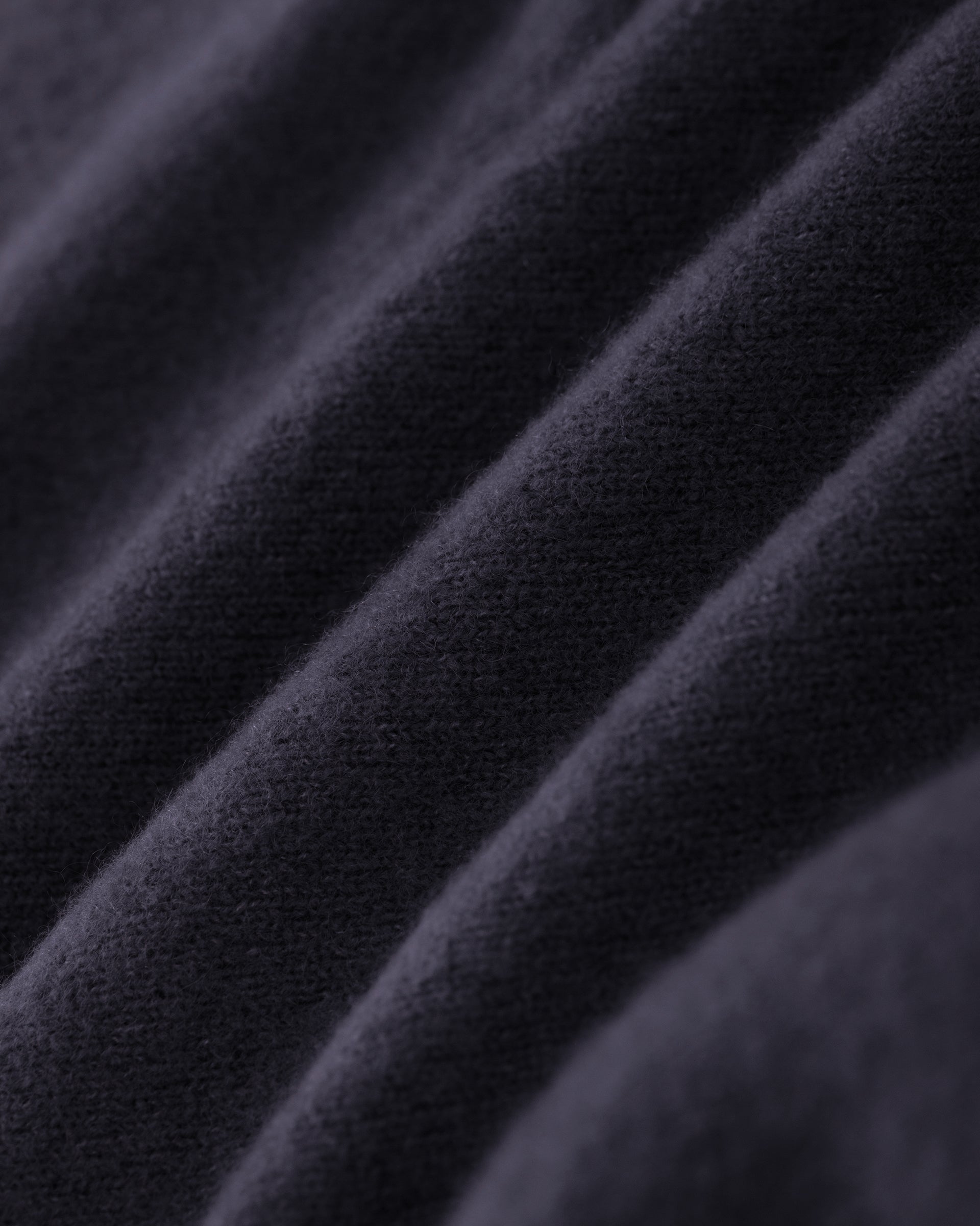 Damen Pullover aus 80 % Kaschmir, 18 % Polyamid und 2 % Elastan in Graphite Grey – glatt gestrickter Pullover in mittelschwerer Qualität mit gefilzter, besonders elastischer Oberfläche und oversized Passform. Das Modell verfügt über einen Stehkragen, eine überschnittene Schulterform sowie lange, relaxte Ärmel und überzeugt durch seine moderne, komfortable Silhouette.