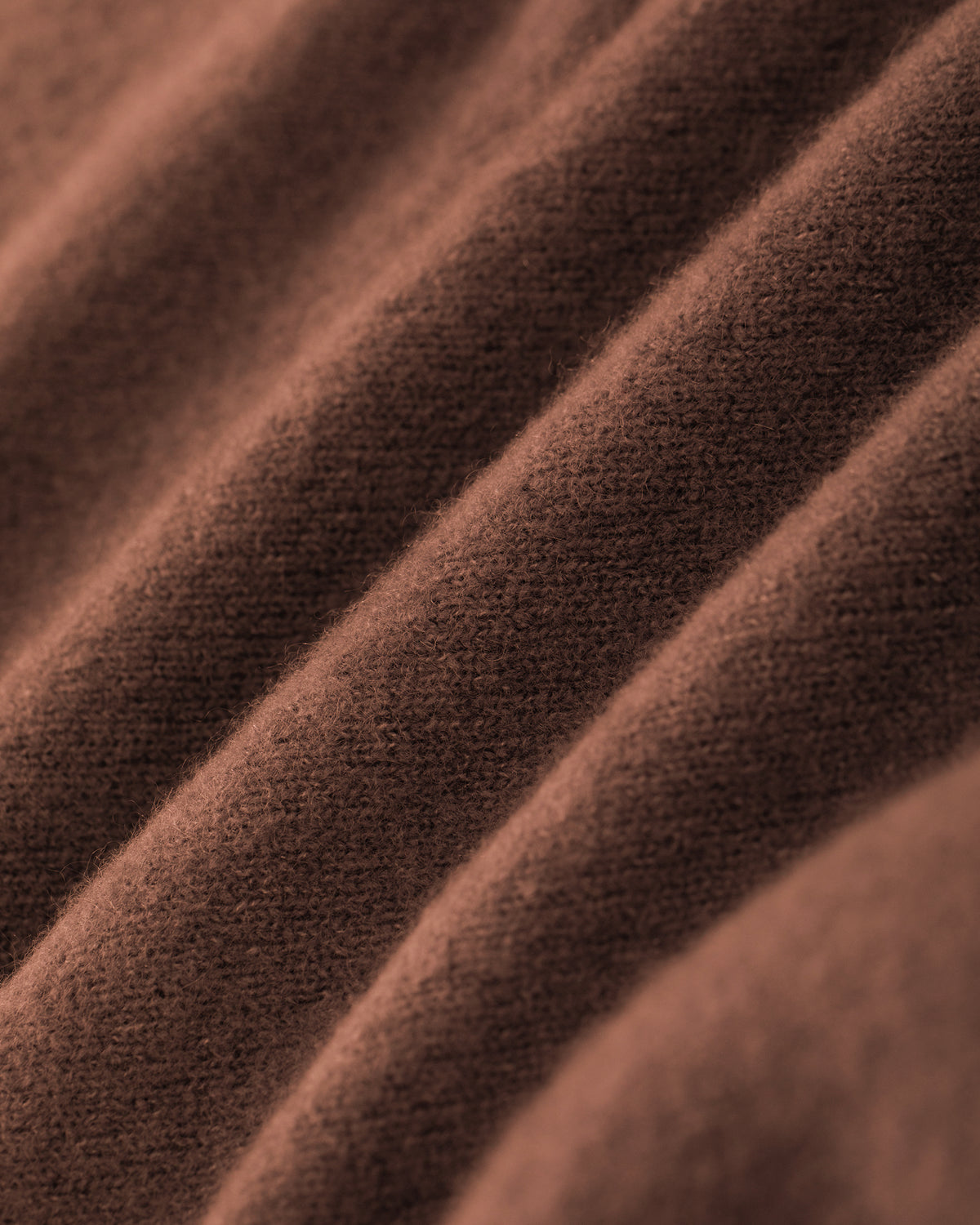 Damen Pullover aus 80 % Kaschmir, 18 % Polyamid und 2 % Elastan in Maple – glatt gestrickter Pullover in mittelschwerer Qualität mit gefilzter, besonders elastischer Oberfläche und oversized Passform. Das Modell verfügt über einen Stehkragen, eine überschnittene Schulterform sowie lange, relaxte Ärmel und überzeugt durch seine moderne, komfortable Silhouette.