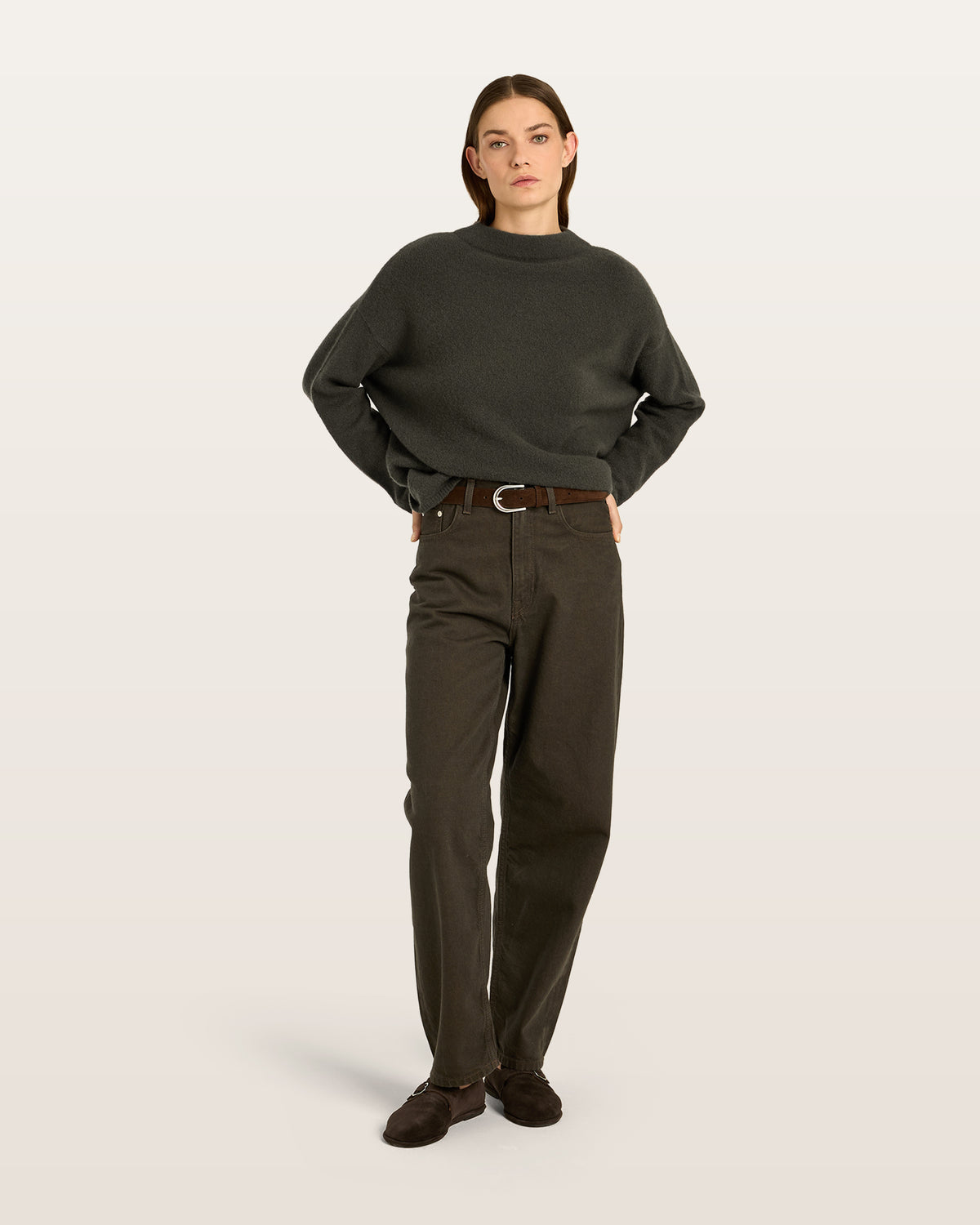 Damen Pullover aus 80 % Kaschmir, 18 % Polyamid und 2 % Elastan in Black Forest – glatt gestrickter Pullover in mittelschwerer Qualität mit gefilzter, besonders elastischer Oberfläche und oversized Passform. Das Modell verfügt über einen Stehkragen, eine überschnittene Schulterform sowie lange, relaxte Ärmel und überzeugt durch seine moderne, komfortable Silhouette.