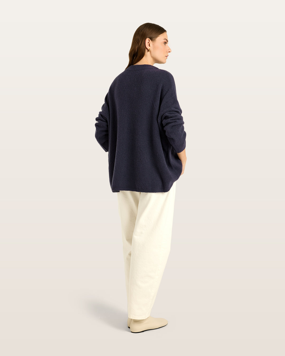 Damen Pullover aus 80 % Kaschmir, 18 % Polyamid und 2 % Elastan in Graphite Grey – glatt gestrickter Pullover in mittelschwerer Qualität mit gefilzter, besonders elastischer Oberfläche und oversized Passform. Das Modell verfügt über einen Stehkragen, eine überschnittene Schulterform sowie lange, relaxte Ärmel und überzeugt durch seine moderne, komfortable Silhouette.