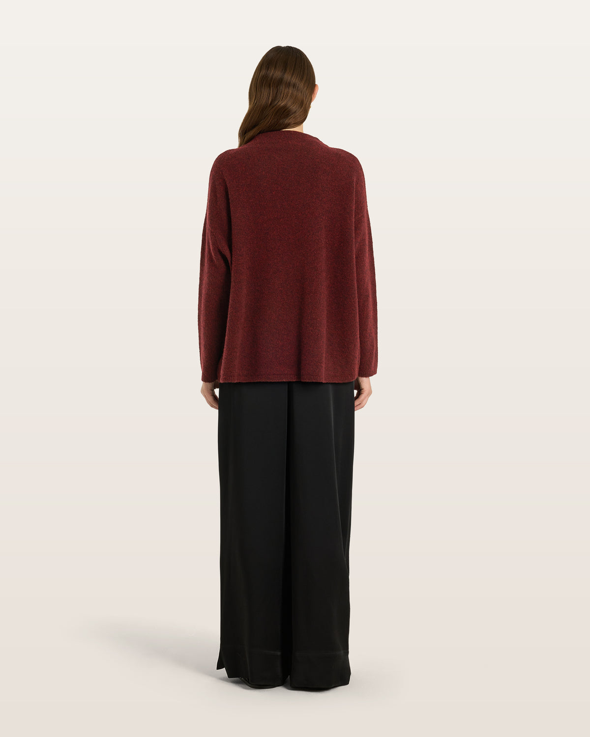 Damen Pullover aus 80 % Kaschmir, 18 % Polyamid und 2 % Elastan in Shiraz – glatt gestrickter Pullover in mittelschwerer Qualität mit gefilzter, besonders elastischer Oberfläche und oversized Passform. Das Modell verfügt über einen Stehkragen, eine überschnittene Schulterform sowie lange, relaxte Ärmel und überzeugt durch seine moderne, komfortable Silhouette.