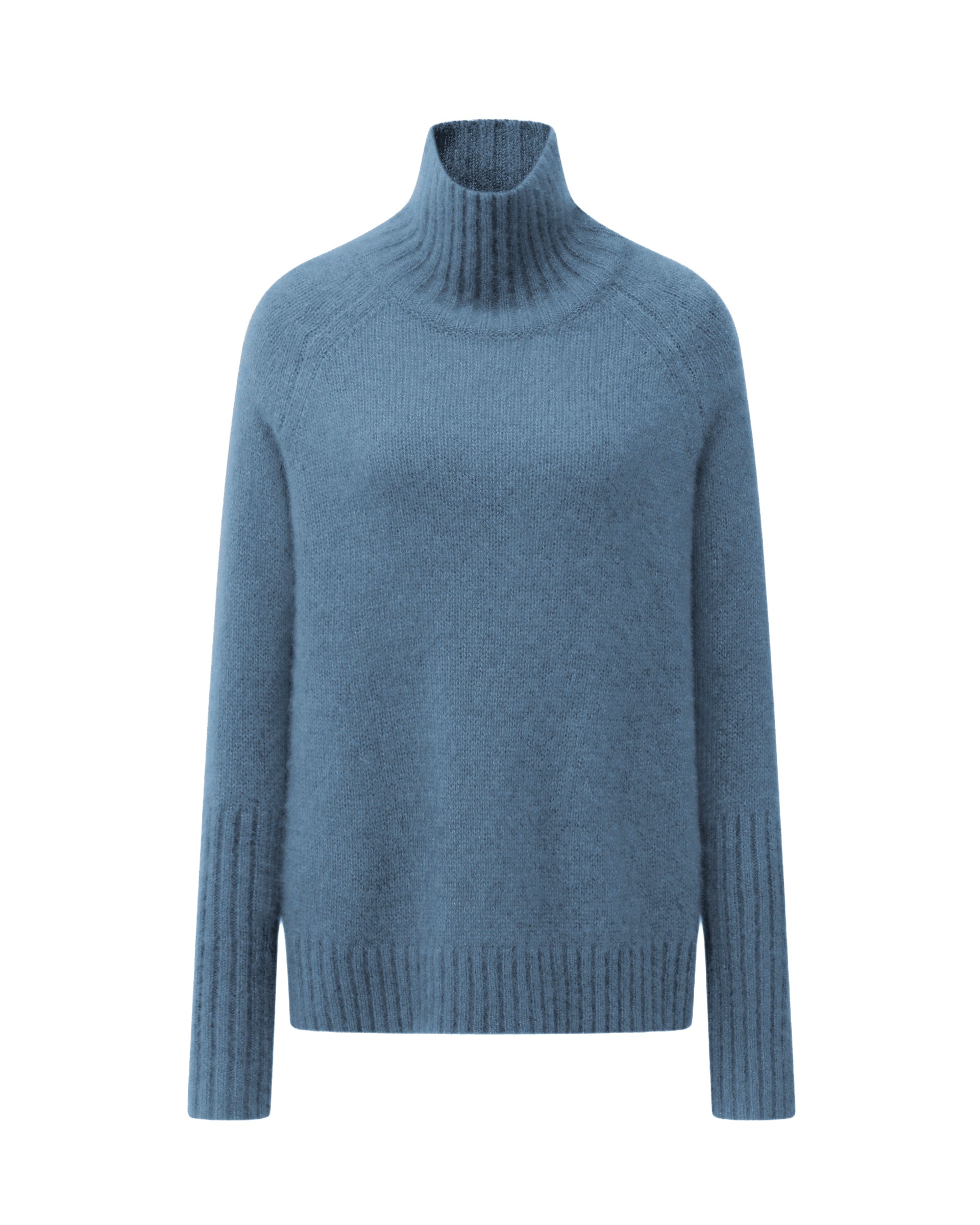 Damen Pullover aus 75 % Kaschmir und 25 % Seide in Blue Fog – glatt gestrickter Pullover in mittelschwerer Qualität mit langer, relaxter Passform, die zum Saum hin leicht ausgestellt ist. Das Modell verfügt über einen Stehkragen in Rippstruktur, Raglanschultern sowie lange, schmale Ärmel. Hohe Ärmelbündchen und der Saum sind in Rippstruktur gearbeitet und verleihen dem Pullover eine moderne, elegante Silhouette.
