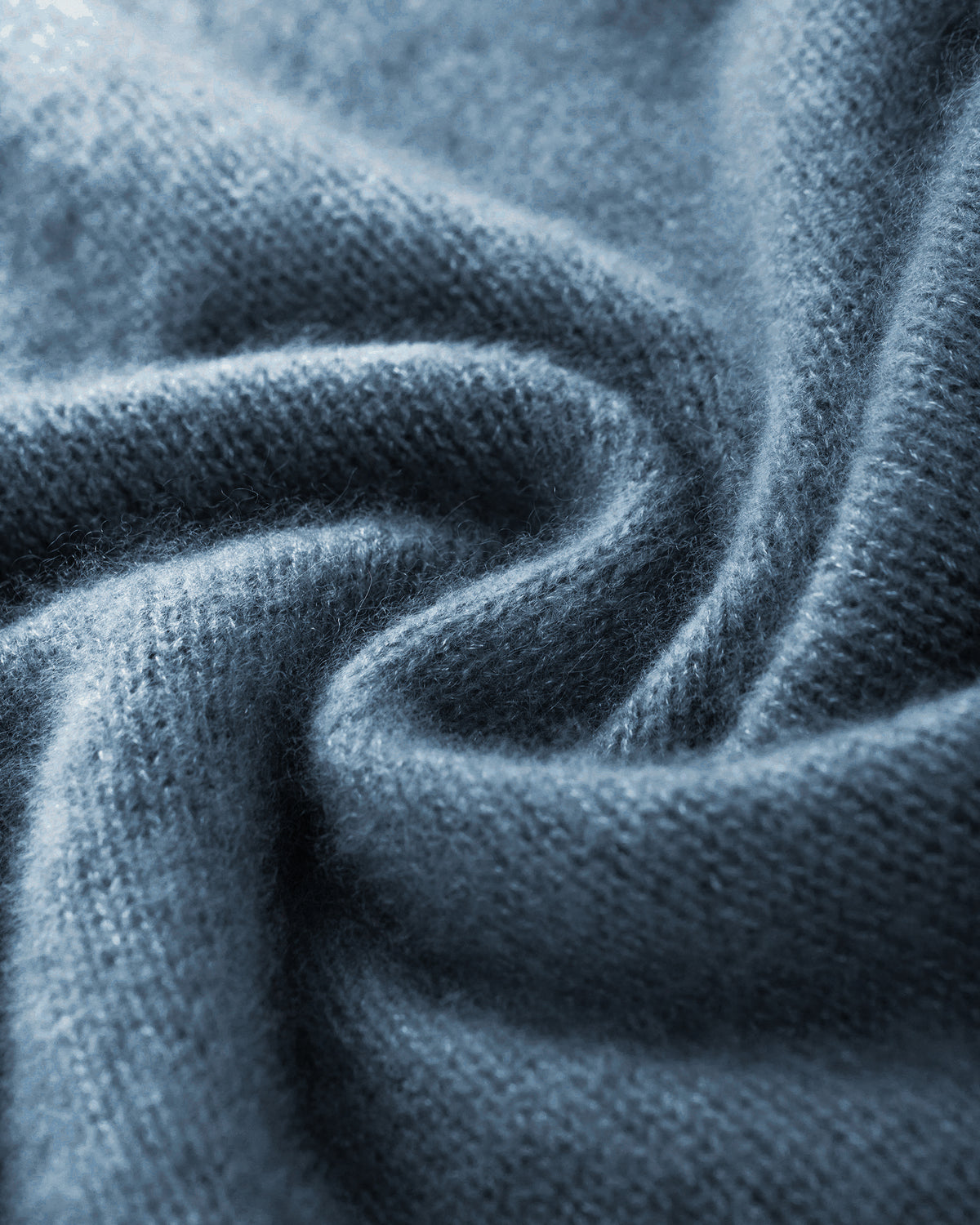 Damen Pullover aus 75 % Kaschmir und 25 % Seide in Blue Fog – glatt gestrickter Pullover in mittelschwerer Qualität mit langer, relaxter Passform, die zum Saum hin leicht ausgestellt ist. Das Modell verfügt über einen Stehkragen in Rippstruktur, Raglanschultern sowie lange, schmale Ärmel. Hohe Ärmelbündchen und der Saum sind in Rippstruktur gearbeitet und verleihen dem Pullover eine moderne, elegante Silhouette.
