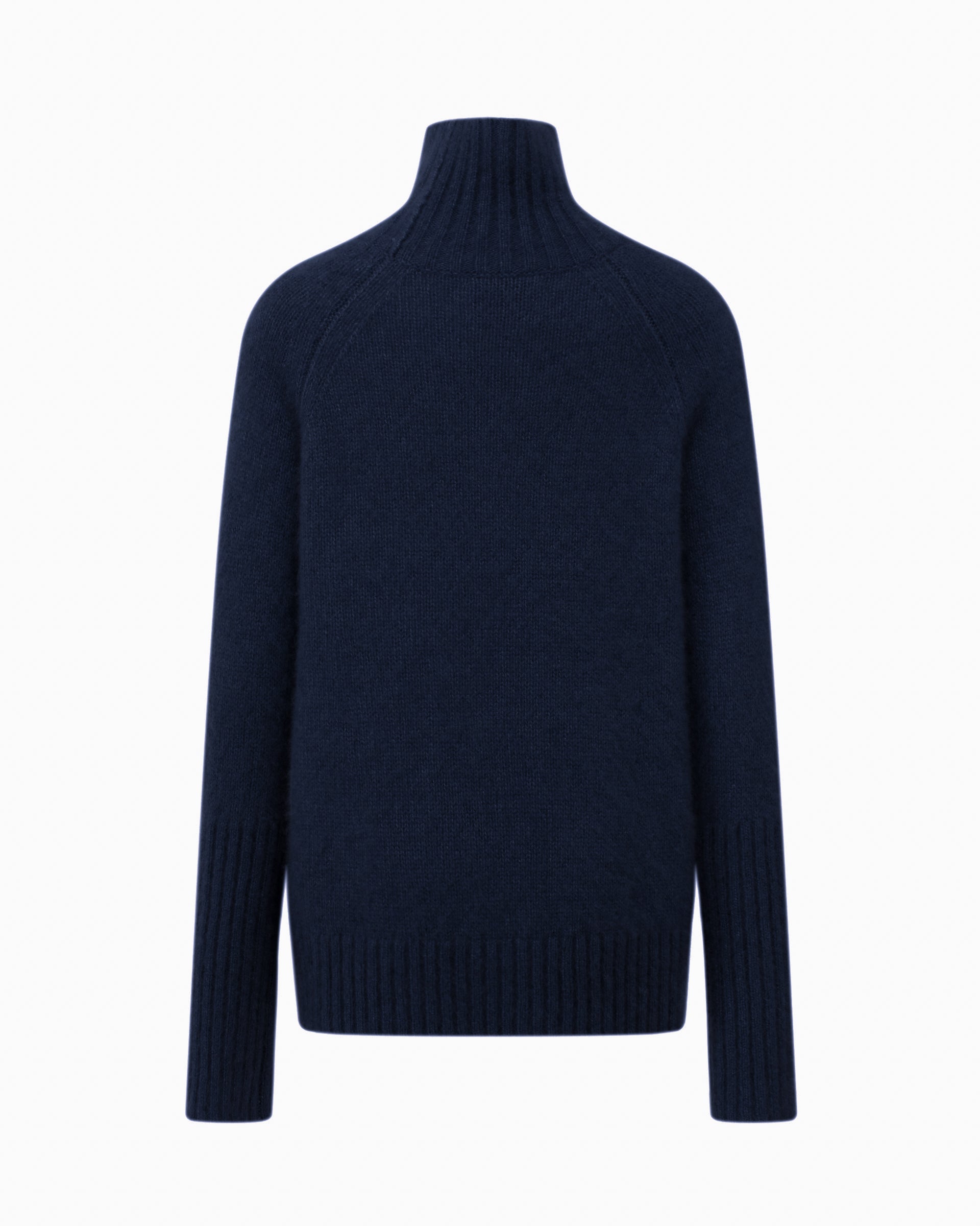Damen Pullover aus 75 % Kaschmir und 25 % Seide in French Navy – glatt gestrickter Pullover in mittelschwerer Qualität mit langer, relaxter Passform, die zum Saum hin leicht ausgestellt ist. Das Modell verfügt über einen Stehkragen in Rippstruktur, Raglanschultern sowie lange, schmale Ärmel. Hohe Ärmelbündchen und der Saum sind in Rippstruktur gearbeitet und verleihen dem Pullover eine moderne, elegante Silhouette.