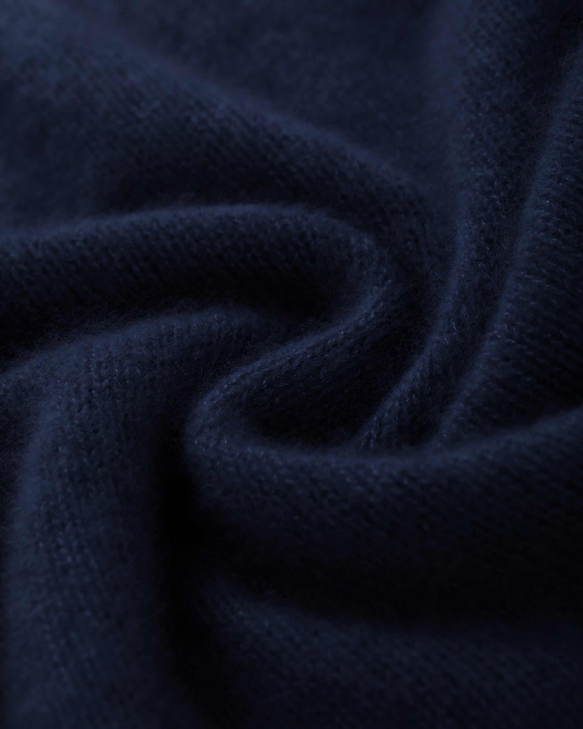 Damen Pullover aus 75 % Kaschmir und 25 % Seide in French Navy – glatt gestrickter Pullover in mittelschwerer Qualität mit langer, relaxter Passform, die zum Saum hin leicht ausgestellt ist. Das Modell verfügt über einen Stehkragen in Rippstruktur, Raglanschultern sowie lange, schmale Ärmel. Hohe Ärmelbündchen und der Saum sind in Rippstruktur gearbeitet und verleihen dem Pullover eine moderne, elegante Silhouette.