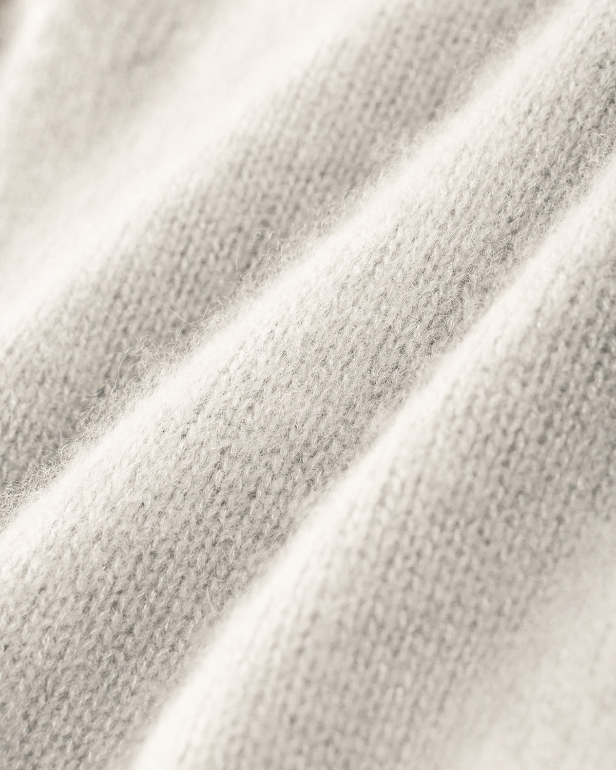 Damen Pullover aus 75 % Kaschmir und 25 % Seide in Ivory – glatt gestrickter Pullover in mittelschwerer Qualität mit langer, relaxter Passform, die zum Saum hin leicht ausgestellt ist. Das Modell verfügt über einen Stehkragen in Rippstruktur, Raglanschultern sowie lange, schmale Ärmel. Hohe Ärmelbündchen und der Saum sind in Rippstruktur gearbeitet und verleihen dem Pullover eine moderne, elegante Silhouette.