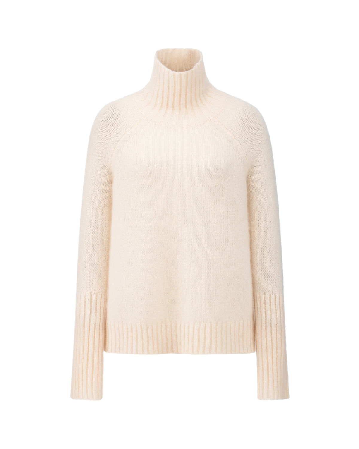 Damen Pullover aus 75 % Kaschmir und 25 % Seide in Ivory – glatt gestrickter Pullover in mittelschwerer Qualität mit langer, relaxter Passform, die zum Saum hin leicht ausgestellt ist. Das Modell verfügt über einen Stehkragen in Rippstruktur, Raglanschultern sowie lange, schmale Ärmel. Hohe Ärmelbündchen und der Saum sind in Rippstruktur gearbeitet und verleihen dem Pullover eine moderne, elegante Silhouette.