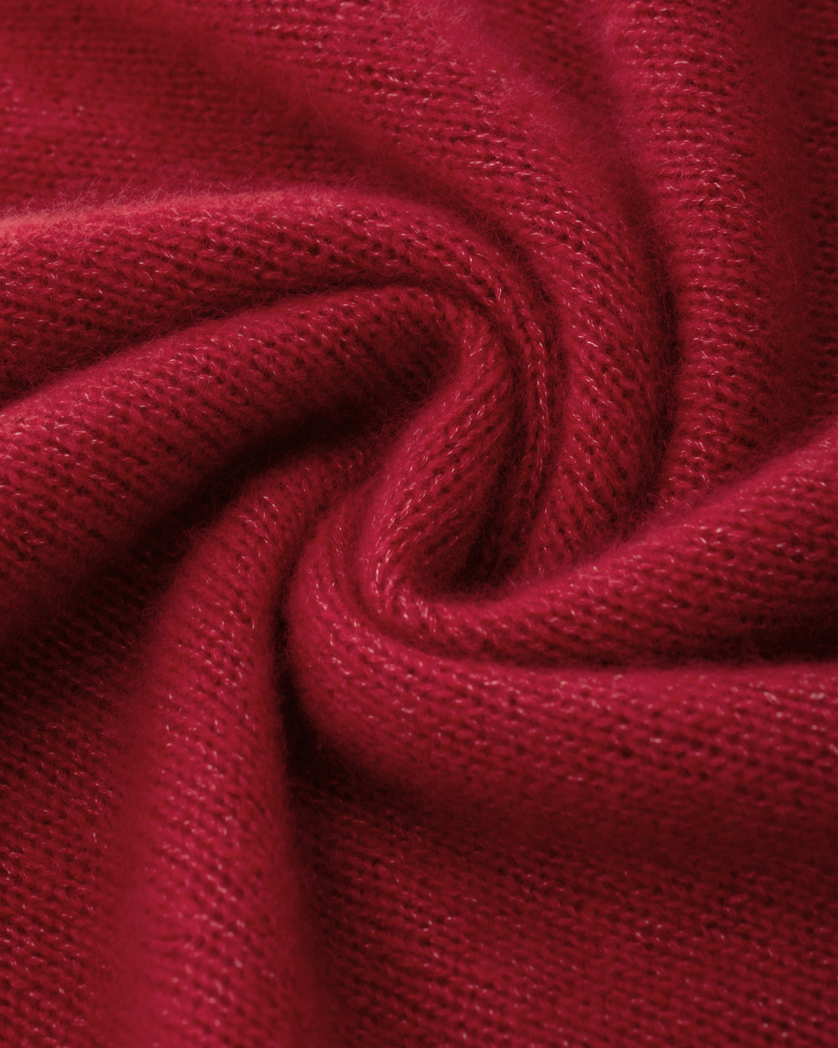 Damen Pullover aus 75 % Kaschmir und 25 % Seide in Royal Garnet – glatt gestrickter Pullover in mittelschwerer Qualität mit langer, relaxter Passform, die zum Saum hin leicht ausgestellt ist. Das Modell verfügt über einen Stehkragen in Rippstruktur, Raglanschultern sowie lange, schmale Ärmel. Hohe Ärmelbündchen und der Saum sind in Rippstruktur gearbeitet und verleihen dem Pullover eine moderne, elegante Silhouette.