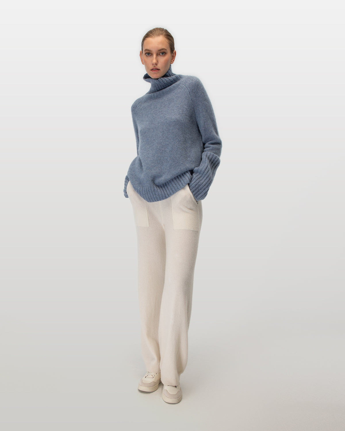 Damen Pullover aus 75 % Kaschmir und 25 % Seide in Boro – glatt gestrickter Pullover in mittelschwerer Qualität mit langer, relaxter Passform, die zum Saum hin leicht ausgestellt ist. Das Modell verfügt über einen Stehkragen in Rippstruktur, Raglanschultern sowie lange, schmale Ärmel. Hohe Ärmelbündchen und der Saum sind in Rippstruktur gearbeitet und verleihen dem Pullover eine moderne, elegante Silhouette.