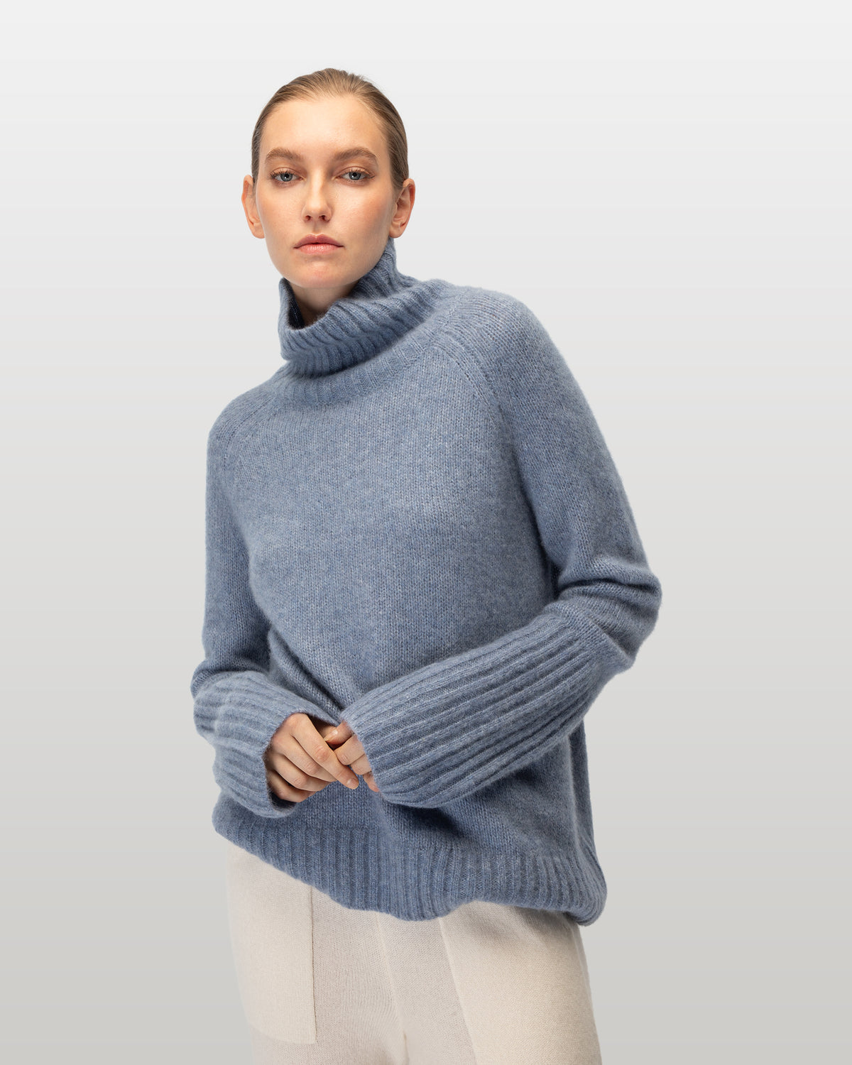 Damen Pullover aus 75 % Kaschmir und 25 % Seide in Boro – glatt gestrickter Pullover in mittelschwerer Qualität mit langer, relaxter Passform, die zum Saum hin leicht ausgestellt ist. Das Modell verfügt über einen Stehkragen in Rippstruktur, Raglanschultern sowie lange, schmale Ärmel. Hohe Ärmelbündchen und der Saum sind in Rippstruktur gearbeitet und verleihen dem Pullover eine moderne, elegante Silhouette.