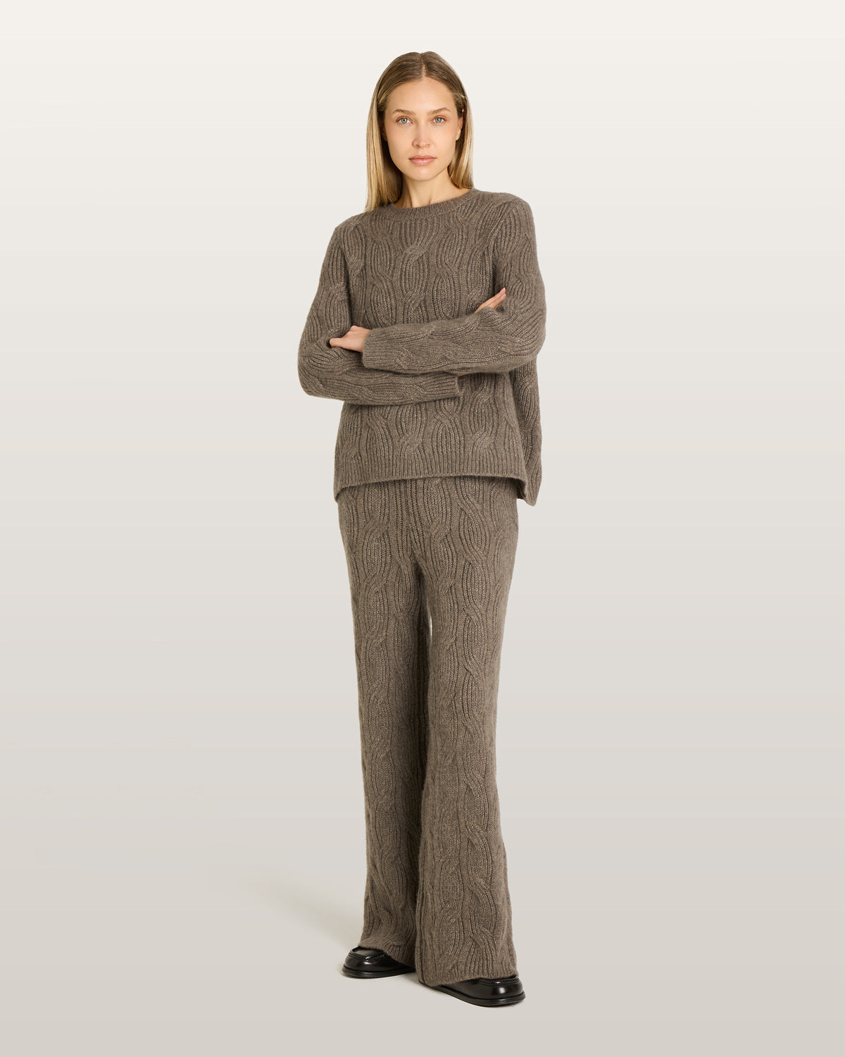 Damen Hose aus 75% Kaschmir, 25% Seide in Earth – Hose mit Zopfmuster, elastischem Bund und ausgestelltem Bein.