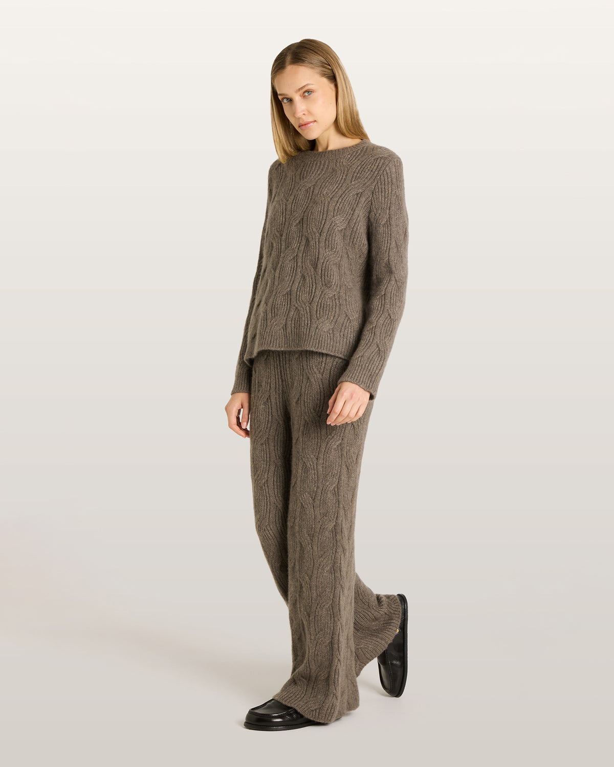 Damen Hose aus 75% Kaschmir, 25% Seide in Earth – Hose mit Zopfmuster, elastischem Bund und ausgestelltem Bein.