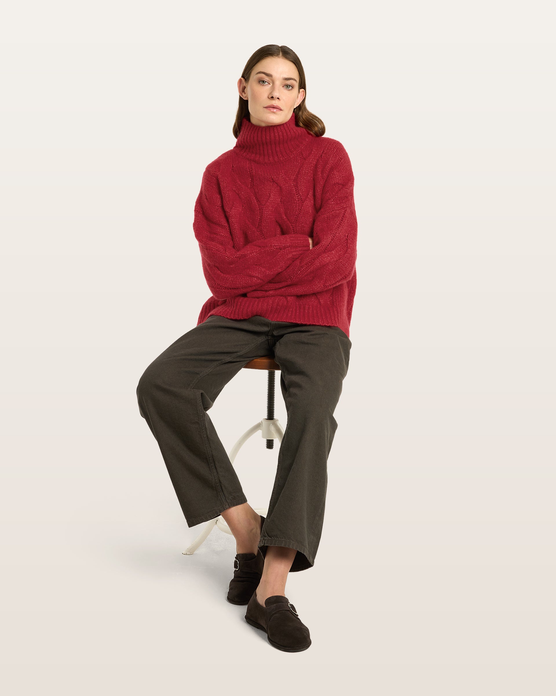 Damen Pullover aus 75 % Kaschmir und 25 % Seide in Royal Garnet – grob gestrickter Pullover mit Zopfstrickmuster in oversized Passform mit langer, weiter Silhouette. Das Modell verfügt über einen hohen Stehkragen in Rippstruktur, eine überschnittene Schulter sowie lange, weite Ärmel. Ärmelbündchen und Saum sind in Rippstruktur gearbeitet und unterstreichen den markanten Strickcharakter des Designs.