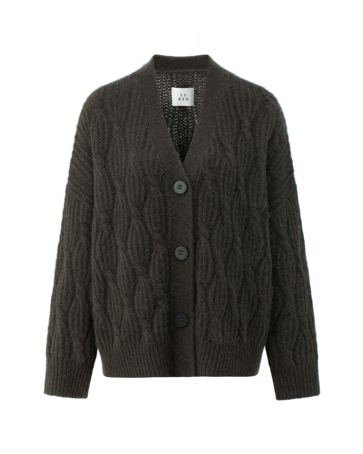 Damen Cardigan aus 75 % Kaschmir und 25 % Seide in Black Forest – Cardigan mit Zopfstrickmuster in mittelschwerer Qualität und oversized Passform mit langer, weiter Silhouette. Das Modell verfügt über eine Knopfleiste mit Knöpfen aus waschbarem Leder, eine überschnittene Schulter sowie lange, relaxte Ärmel. Ärmelbündchen und Saum sind in Rippstruktur gearbeitet und verleihen dem Design einen markanten, zeitlosen Look.