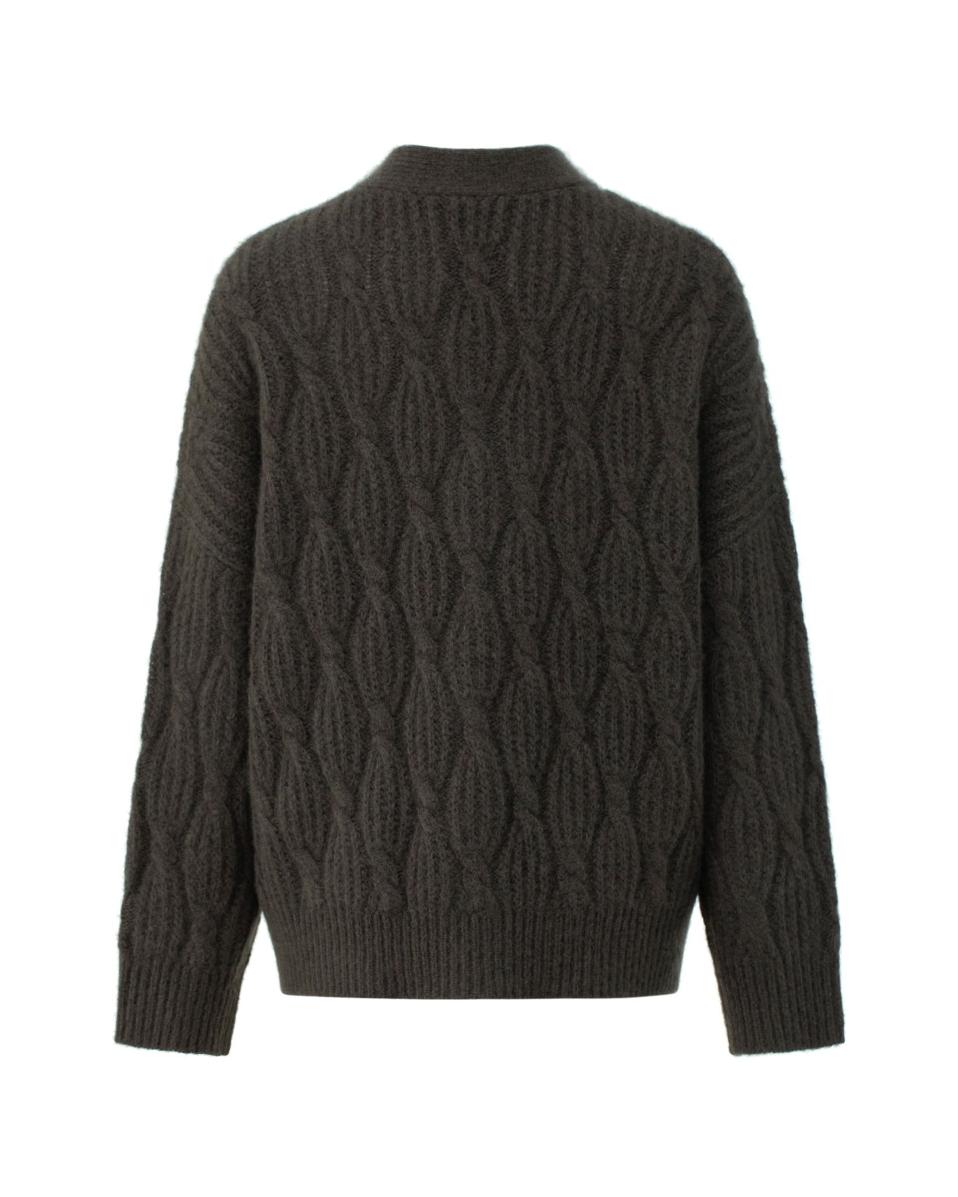 Damen Cardigan aus 75 % Kaschmir und 25 % Seide in Black Forest – Cardigan mit Zopfstrickmuster in mittelschwerer Qualität und oversized Passform mit langer, weiter Silhouette. Das Modell verfügt über eine Knopfleiste mit Knöpfen aus waschbarem Leder, eine überschnittene Schulter sowie lange, relaxte Ärmel. Ärmelbündchen und Saum sind in Rippstruktur gearbeitet und verleihen dem Design einen markanten, zeitlosen Look.