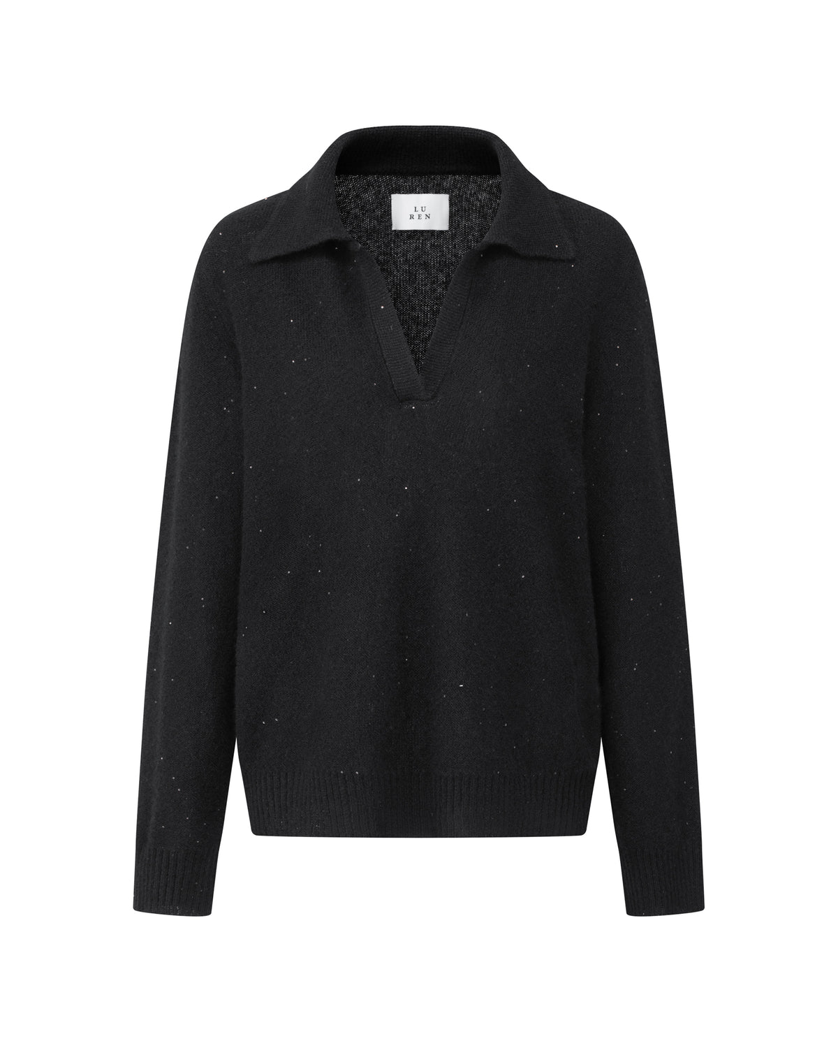 Damen Pullover aus 60 % Kaschmir, 39 % Seide und 1 % Pailletten in Black – links gestrickter Pullover in mittelschwerer Qualität mit lockerer Passform, Polokragen mit tiefer, offener Leiste, klassischer, leicht überschnittener Schulterform sowie langen, relaxten Ärmeln. Ärmelbündchen und Saum sind in Rippstruktur gearbeitet. Dezent eingearbeitete Pailletten verleihen dem Modell einen eleganten, schimmernden Akzent.