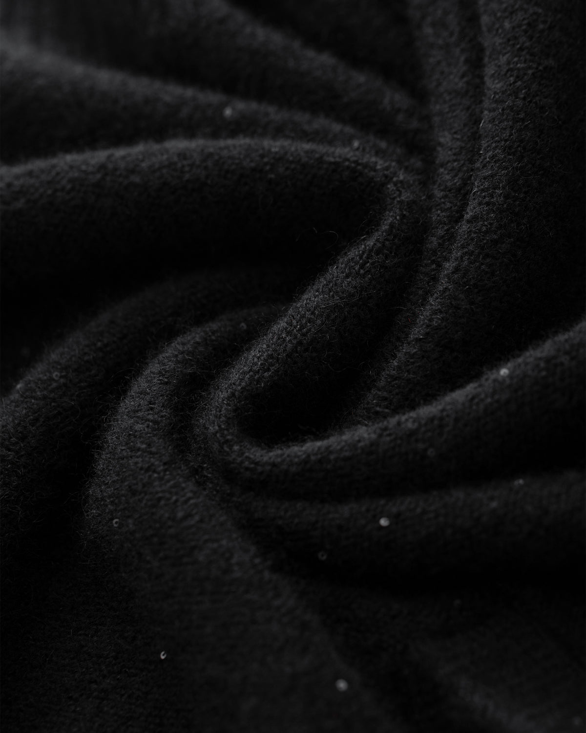 Damen Pullover aus 60 % Kaschmir, 39 % Seide und 1 % Pailletten in Black – links gestrickter Pullover in mittelschwerer Qualität mit lockerer Passform, Polokragen mit tiefer, offener Leiste, klassischer, leicht überschnittener Schulterform sowie langen, relaxten Ärmeln. Ärmelbündchen und Saum sind in Rippstruktur gearbeitet. Dezent eingearbeitete Pailletten verleihen dem Modell einen eleganten, schimmernden Akzent.