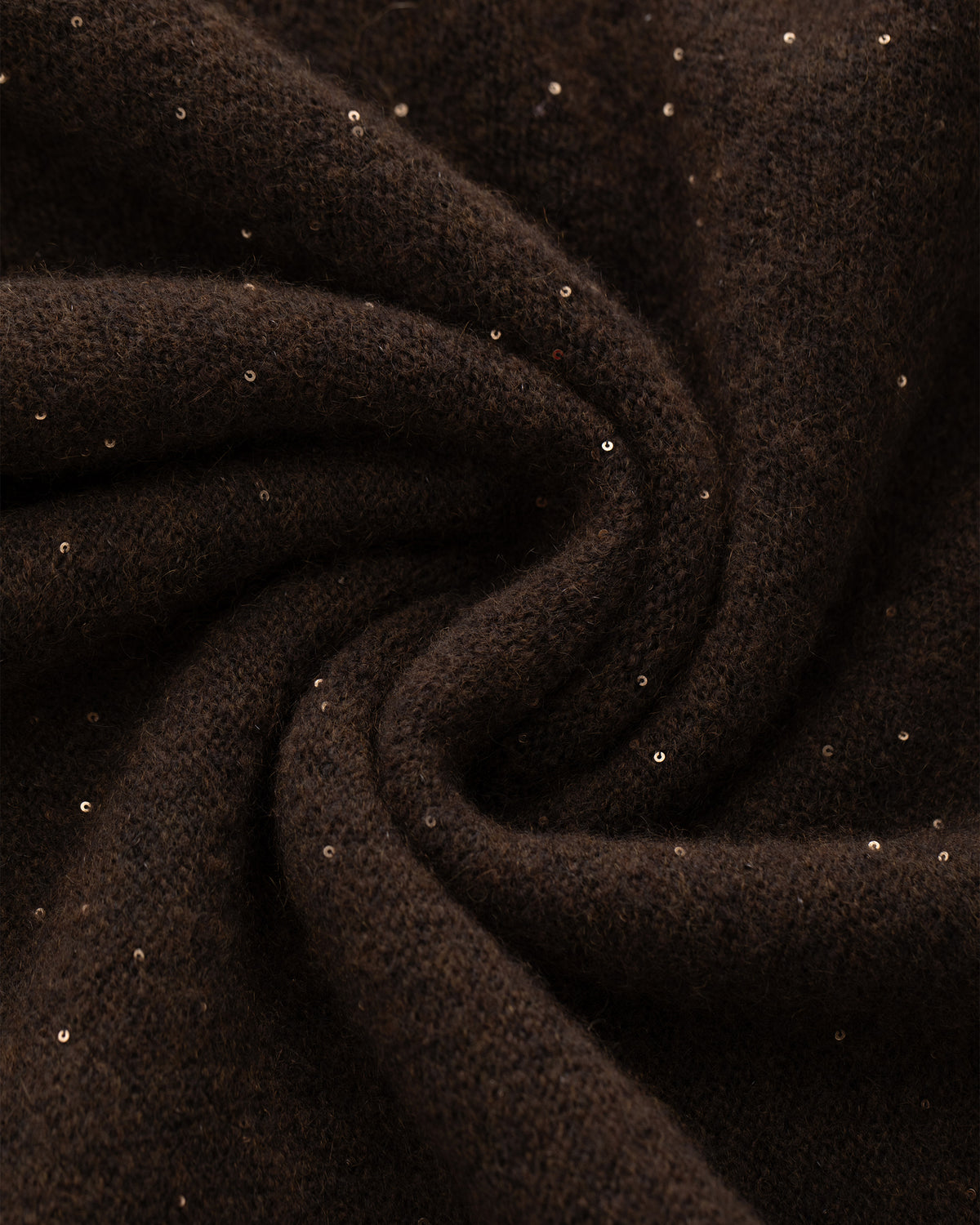 Damen Pullover aus 60 % Kaschmir, 39 % Seide und 1 % Pailletten in Echo – links gestrickter Pullover in mittelschwerer Qualität mit lockerer Passform, Polokragen mit tiefer, offener Leiste, klassischer, leicht überschnittener Schulterform sowie langen, relaxten Ärmeln. Ärmelbündchen und Saum sind in Rippstruktur gearbeitet. Dezent eingearbeitete Pailletten verleihen dem Modell einen eleganten, schimmernden Akzent.