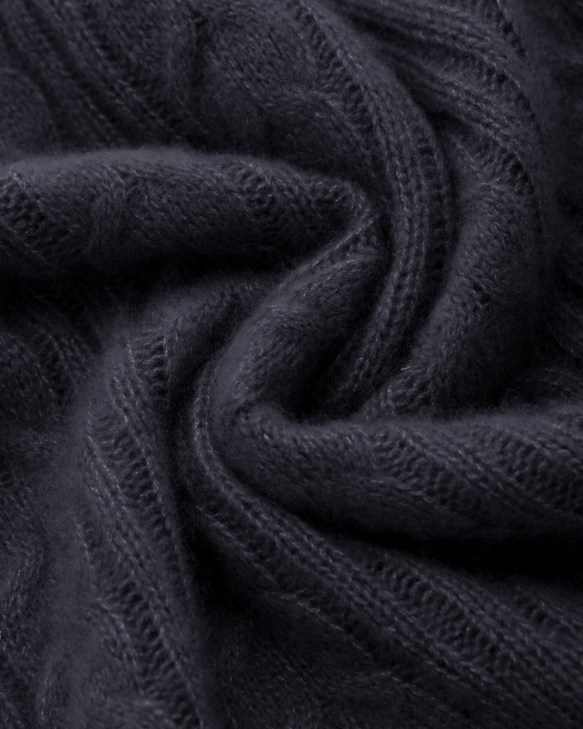 Damen Pullover aus 75 % Kaschmir und 25 % Seide in Graphite Grey – glatt gestrickter Pullover mit Zopfstrickmuster in mittelschwerer Qualität und figurbetonter Passform. Das Modell verfügt über einen Kragen, der als Stehkragen oder Rollkragen getragen werden kann, Raglanärmel sowie lange, schmale Ärmel. Ärmelbündchen und Saum sind in Rippstruktur gearbeitet und verleihen dem Design einen stilvollen Abschluss.