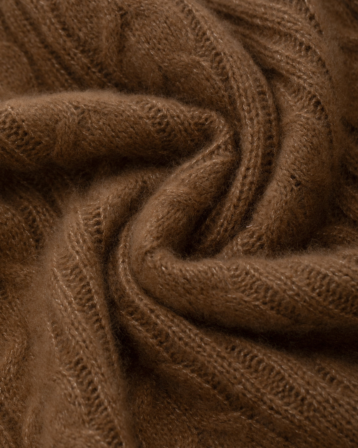 Damen Pullover aus 75 % Kaschmir und 25 % Seide in Vintage Cocoa – glatt gestrickter Pullover mit Zopfstrickmuster in mittelschwerer Qualität und figurbetonter Passform. Das Modell verfügt über einen Kragen, der als Stehkragen oder Rollkragen getragen werden kann, Raglanärmel sowie lange, schmale Ärmel. Ärmelbündchen und Saum sind in Rippstruktur gearbeitet und verleihen dem Design einen stilvollen Abschluss.