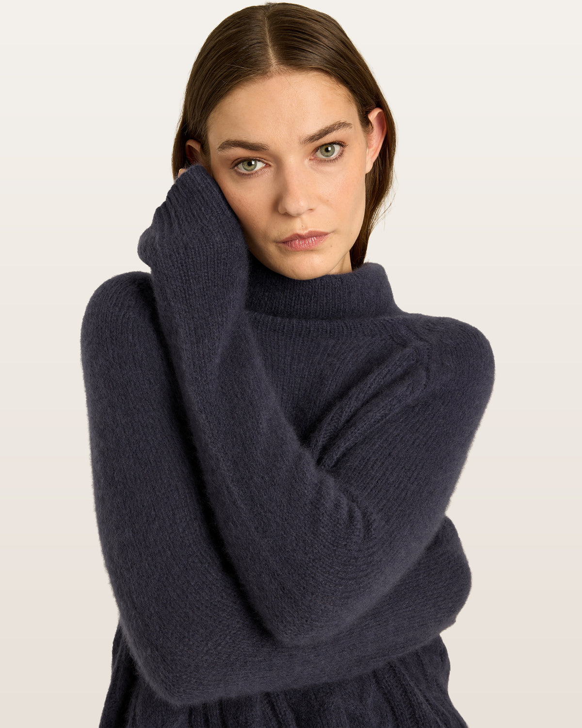Damen Pullover aus 75 % Kaschmir und 25 % Seide in Graphite Grey – glatt gestrickter Pullover mit Zopfstrickmuster in mittelschwerer Qualität und figurbetonter Passform. Das Modell verfügt über einen Kragen, der als Stehkragen oder Rollkragen getragen werden kann, Raglanärmel sowie lange, schmale Ärmel. Ärmelbündchen und Saum sind in Rippstruktur gearbeitet und verleihen dem Design einen stilvollen Abschluss.