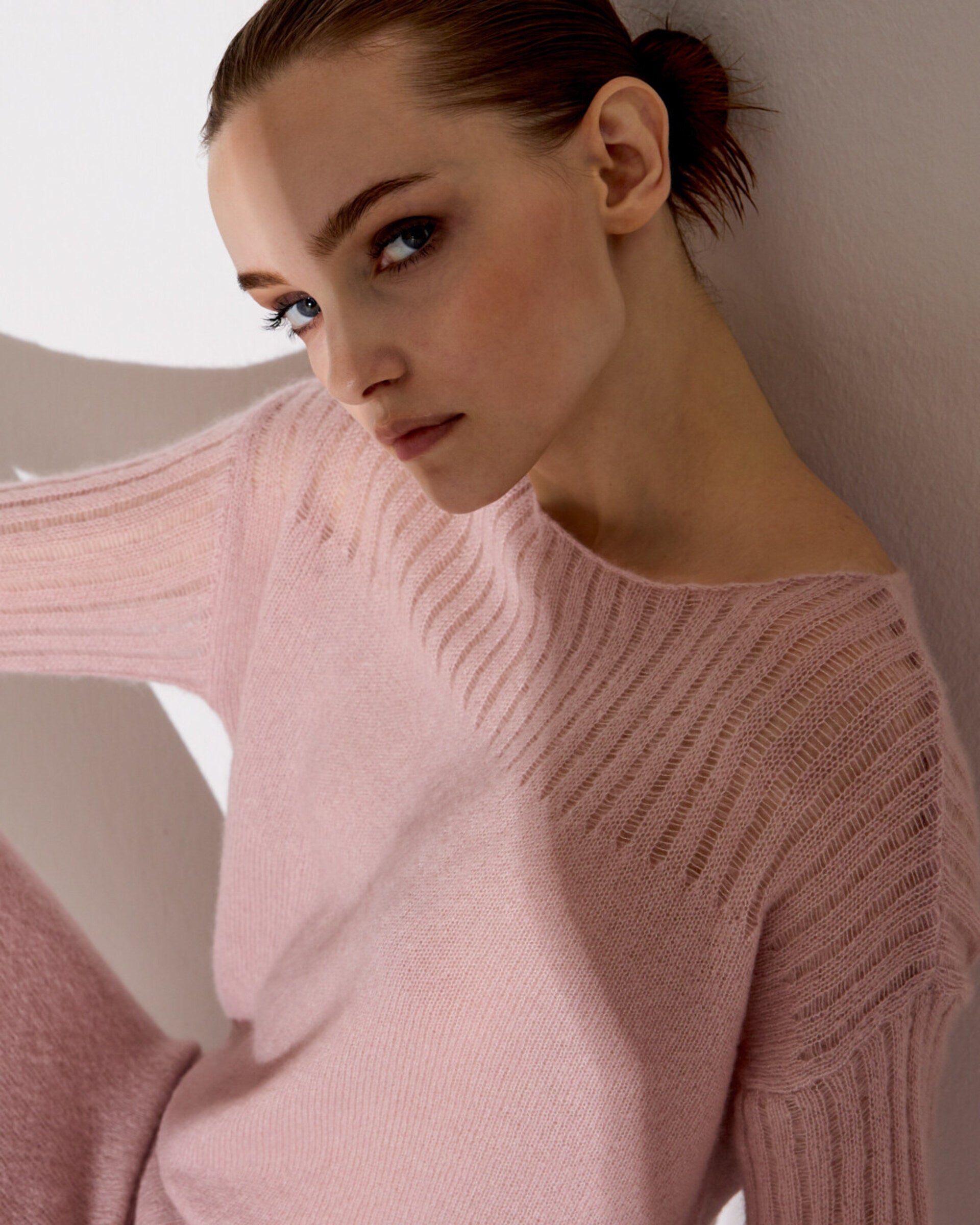 Damen Pullover in pinkish grey (rosa) aus Kaschmir-Seide – leichter, luftiger Strick, glatt mit dekorativem Lochmuster oberhalb und an den Ärmeln, relaxte Passform, U-Boot-Ausschnitt, überschnittene Schultern, lange schmale Ärmel sowie Rippbündchen an Ärmeln und Saum