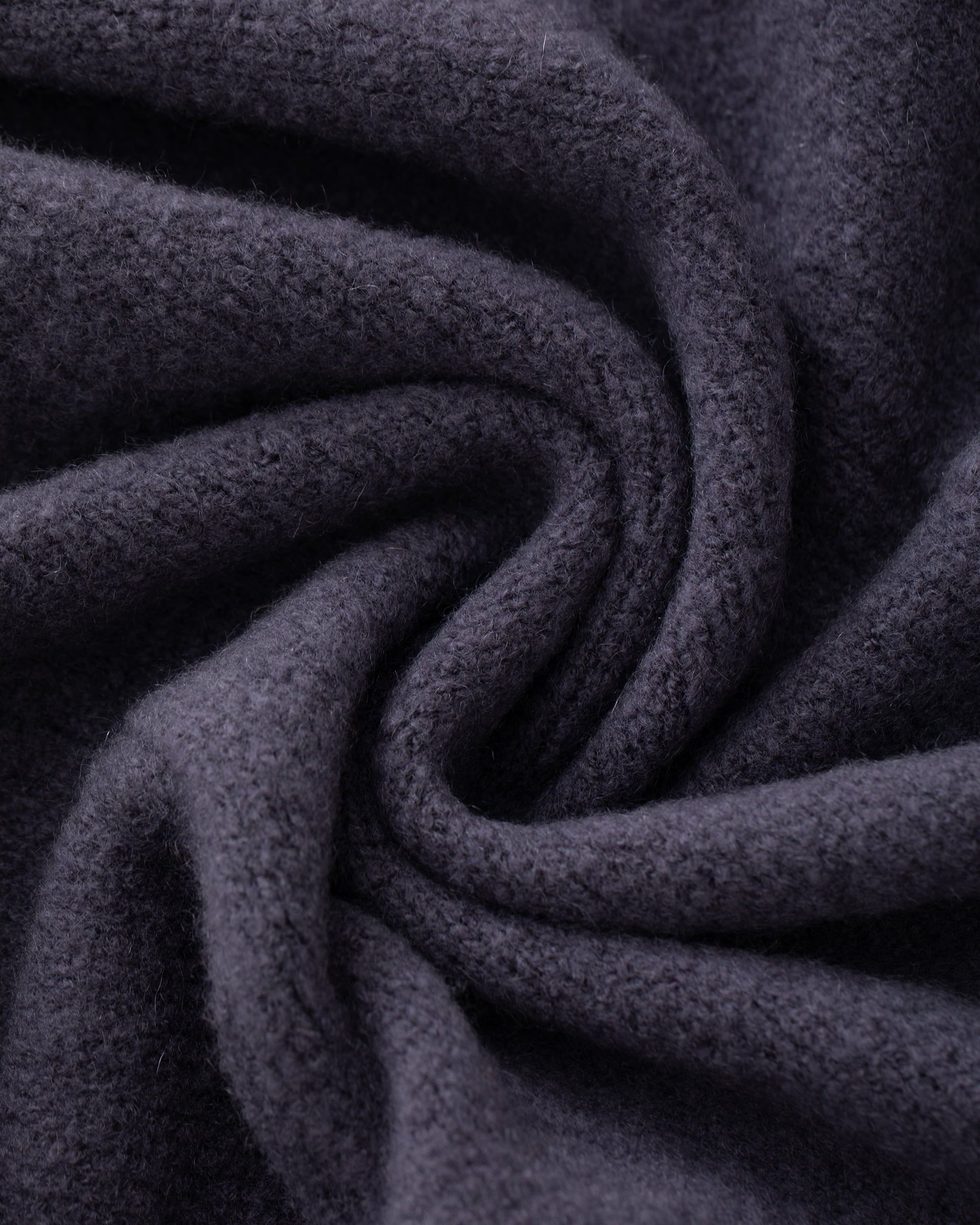 Damen Jacke aus 80 % Kaschmir, 18 % Polyamid und 2 % Elastan in Graphite Grey – glatt gestrickte Jacke in mittelschwerer Qualität mit gefilzter, besonders elastischer Oberfläche und relaxter Passform, die zum Saum hin leicht ausgestellt ist. Das Modell verfügt über einen Reverskragen, eine klassische Schulterform sowie lange, relaxte Ärmel. Druckknöpfe runden das zeitlose Design stilvoll ab.