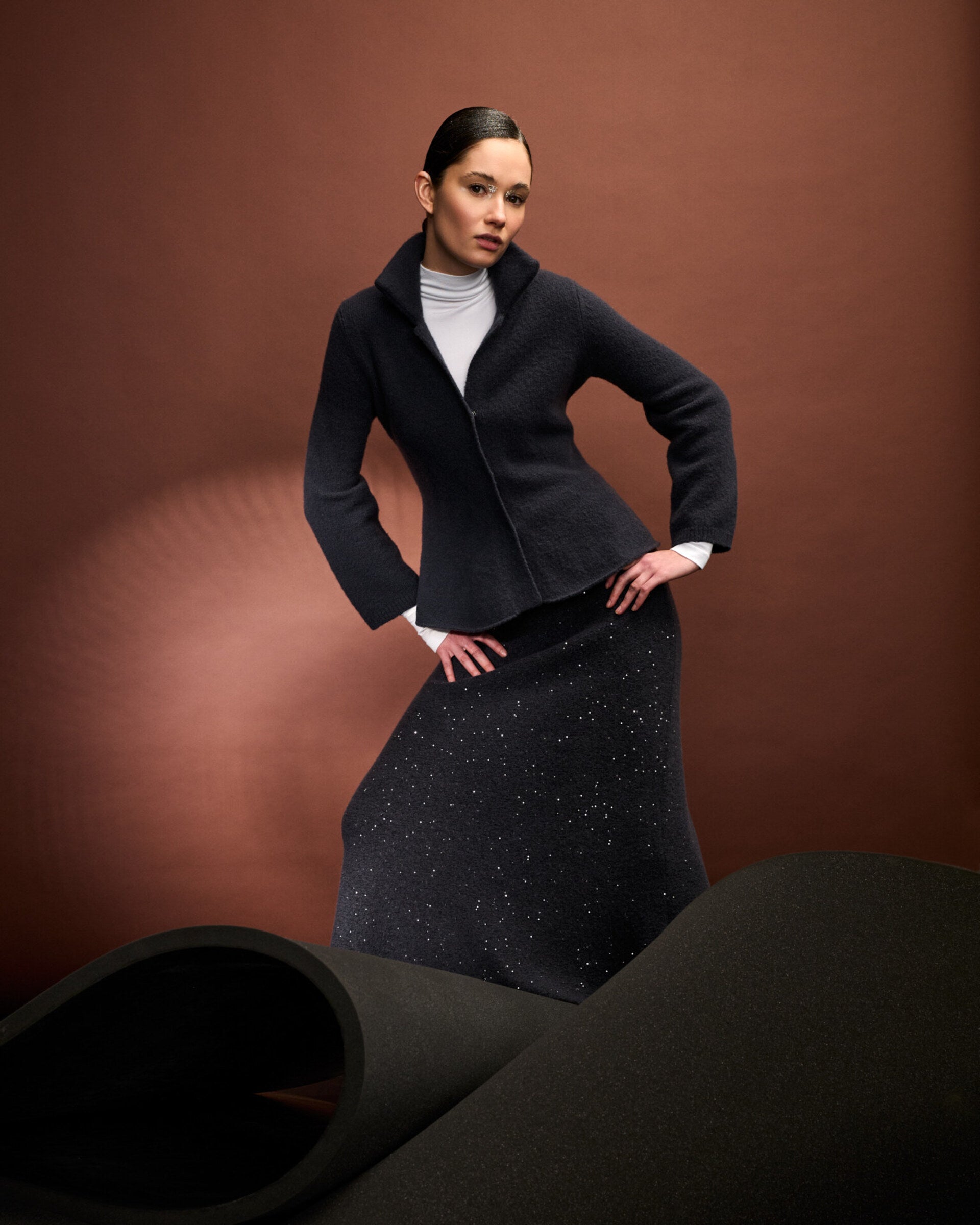 Damen Jacke aus 80 % Kaschmir, 18 % Polyamid und 2 % Elastan in Graphite Grey – glatt gestrickte Jacke in mittelschwerer Qualität mit gefilzter, besonders elastischer Oberfläche und relaxter Passform, die zum Saum hin leicht ausgestellt ist. Das Modell verfügt über einen Reverskragen, eine klassische Schulterform sowie lange, relaxte Ärmel. Druckknöpfe runden das zeitlose Design stilvoll ab.