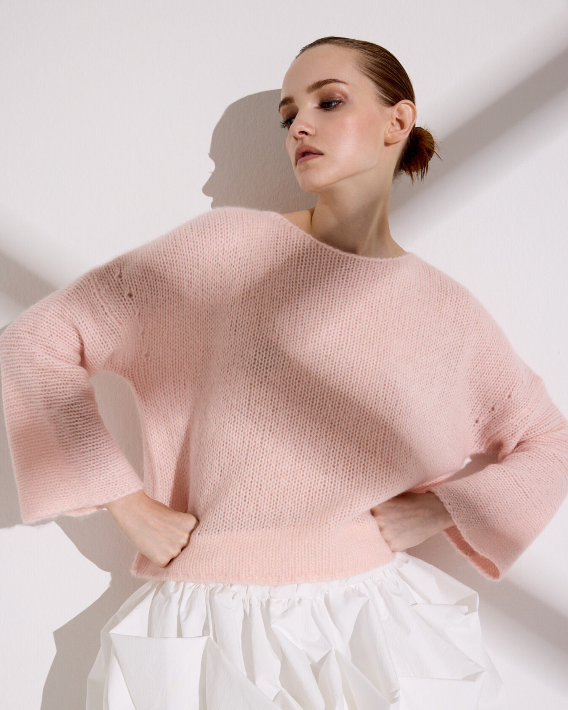 Damen Pullover in cherry blossom (hellorange) aus Kaschmir-Seide – grob, glatt und locker gestrickt mit dekorativem Lochmuster oberhalb der Ärmel, oversized Passform, U-Boot-Ausschnitt, überschnittene Schultern sowie lange, weite Ärmel.