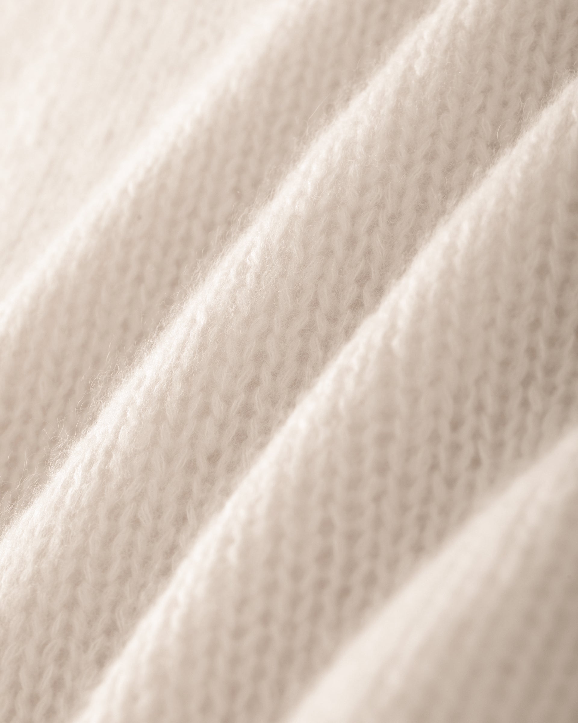 Damen Pullover in lunar (creme) aus Kaschmir-Seide – grob, glatt und locker gestrickt mit dekorativem Lochmuster oberhalb der Ärmel, oversized Passform, U-Boot-Ausschnitt, überschnittene Schultern sowie lange, weite Ärmel.