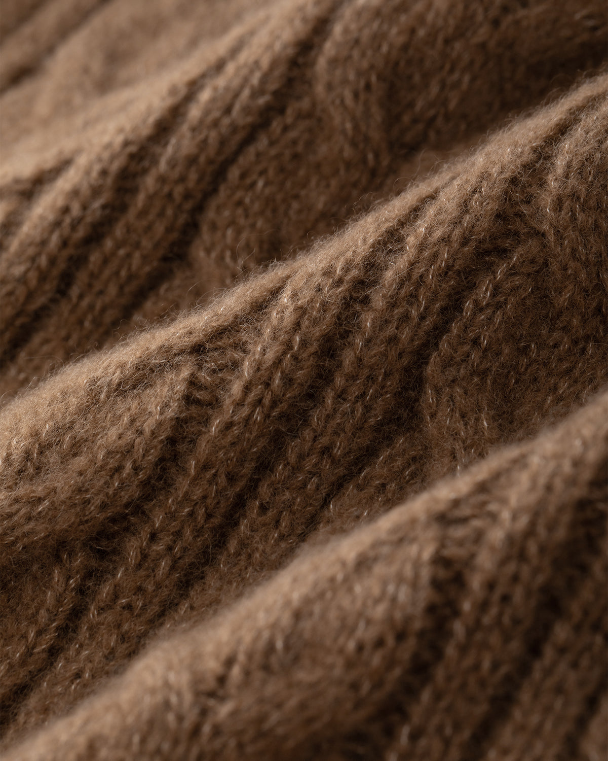 Damen Strickrock aus 75 % Kaschmir und 25 % Seide in Vintage Cocoa – Strickrock mit Zopfstrickmuster in mittelschwerer Qualität mit figurbetonter, gerade geschnittener Passform und Midi-Länge. Das Modell verfügt über einen Taillenbund mit Gummizug sowie einen Saum in Rippstruktur und verbindet zeitlose Eleganz mit hohem Tragekomfort.
