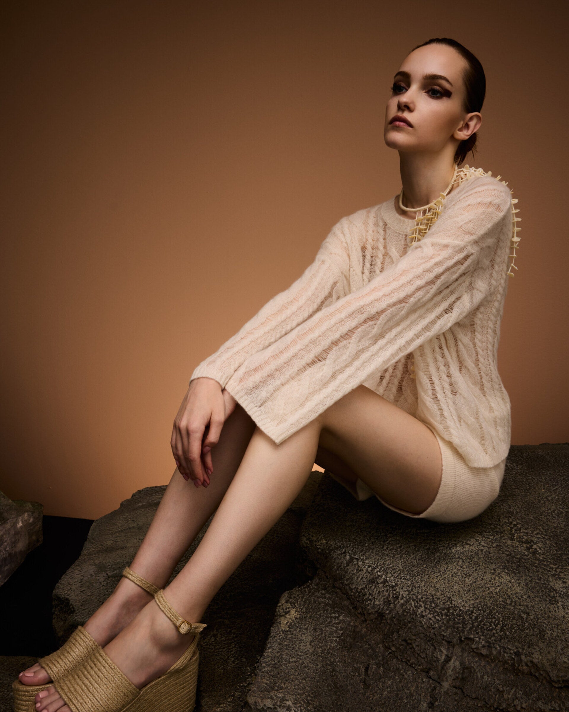 Damen Pullover in ivory (cremeweiß) aus Kaschmir-Seide – sehr filigran, leicht und luftig gestrickt, transparent mit Zopfstrickmuster und langen Flottungen, relaxte Passform, Rundhalsausschnitt mit Rippkragen, überschnittene Schultern, lange weite Ärmel sowie Rippbündchen an Ärmeln und Saum.