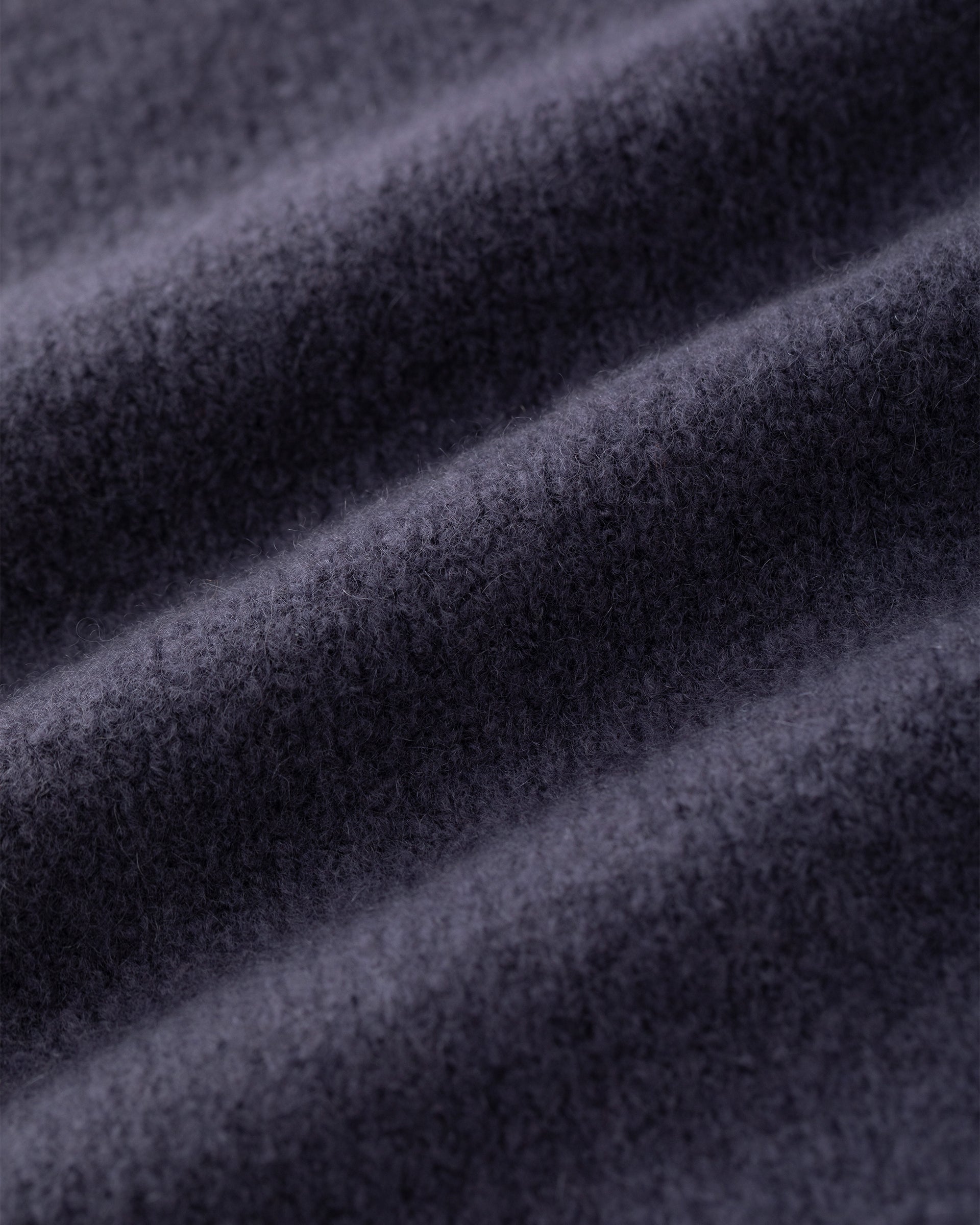 Damen Jacke aus 80 % Kaschmir, 18 % Polyamid und 2 % Elastan in Graphite Grey – glatt gestrickte Jacke in mittelschwerer Qualität mit gefilzter, besonders elastischer Oberfläche. Das Modell verfügt über einen Kragen und wird mit Druckknöpfen geschlossen. Die moderne, kastige Silhouette verleiht der Jacke einen zeitlosen und vielseitigen Look.