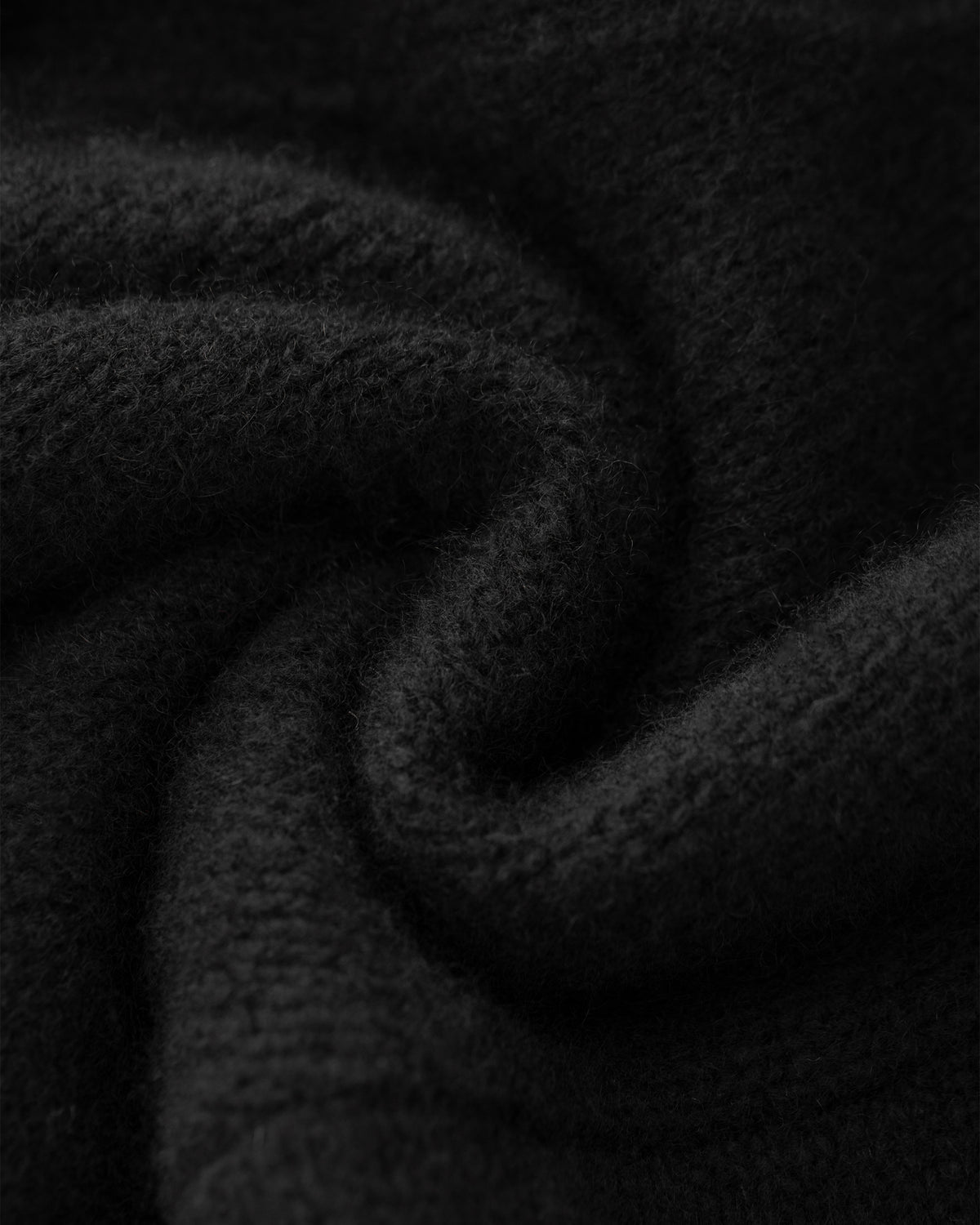 Damen Cardigan aus 75 % Kaschmir und 25 % Seide in Black – glatt gestrickter Cardigan in mittelschwerer Qualität mit kastiger Form in breiter, kurzer Silhouette. Das Modell verfügt über überschnittene Schultern, Hornknöpfe und lange, relaxte Ärmel. Saum und Ärmelbündchen sind in Rippstruktur gearbeitet und verleihen dem Cardigan einen modernen, lässigen Look.
