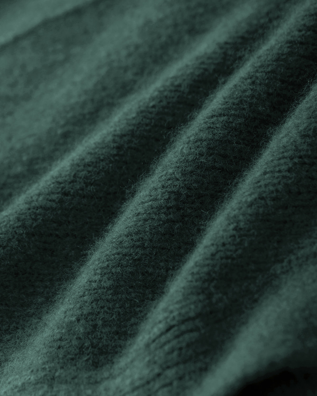 Damen Cardigan aus 75 % Kaschmir und 25 % Seide in Emerald – glatt gestrickter Cardigan in mittelschwerer Qualität mit kastiger Form in breiter, kurzer Silhouette. Das Modell verfügt über überschnittene Schultern, Hornknöpfe und lange, relaxte Ärmel. Saum und Ärmelbündchen sind in Rippstruktur gearbeitet und verleihen dem Cardigan einen modernen, lässigen Look.