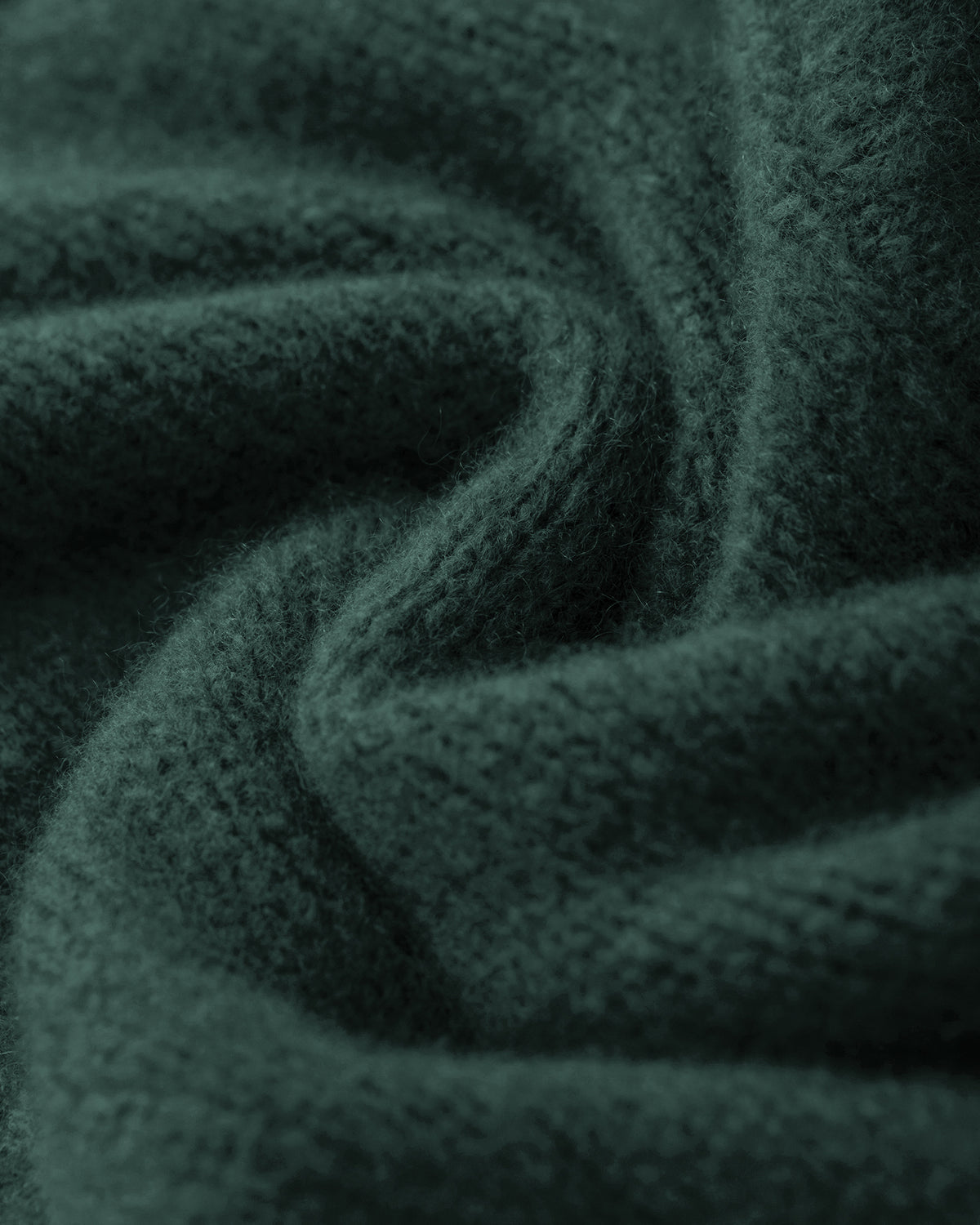 Damen Cardigan aus 75 % Kaschmir und 25 % Seide in Emerald – glatt gestrickter Cardigan in mittelschwerer Qualität mit kastiger Form in breiter, kurzer Silhouette. Das Modell verfügt über überschnittene Schultern, Hornknöpfe und lange, relaxte Ärmel. Saum und Ärmelbündchen sind in Rippstruktur gearbeitet und verleihen dem Cardigan einen modernen, lässigen Look.