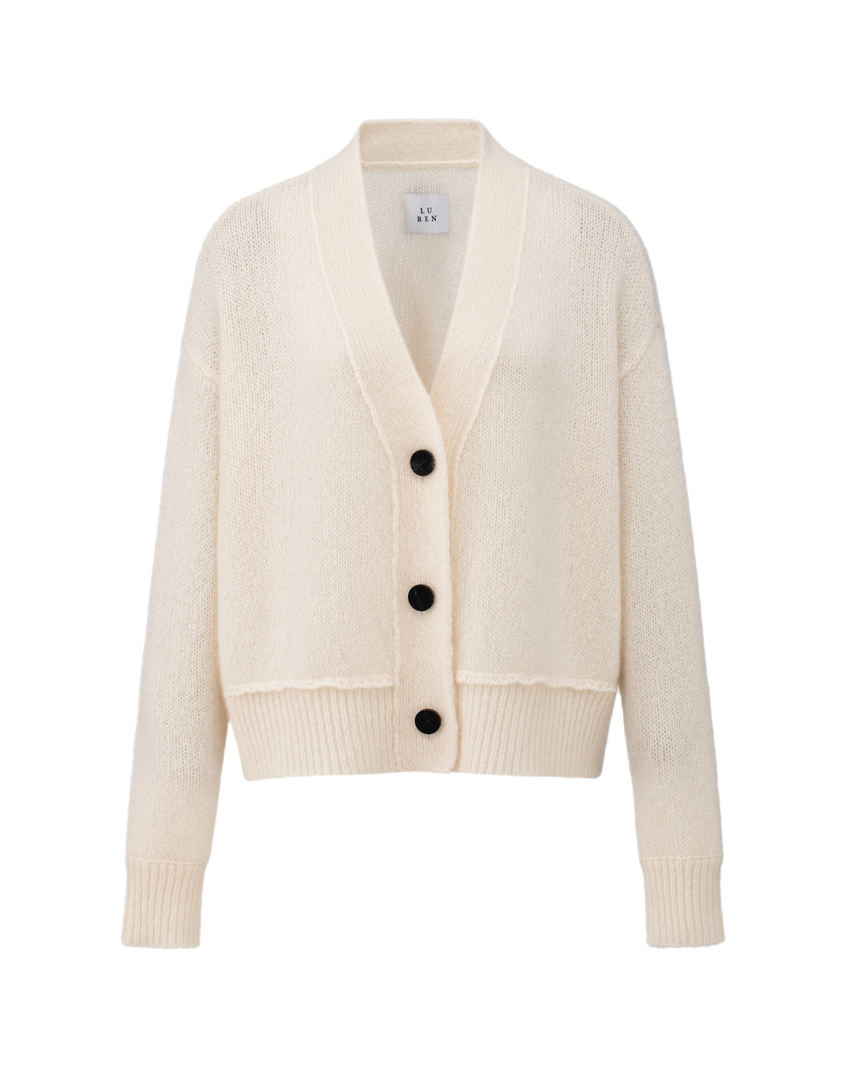 Damen Cardigan aus 75 % Kaschmir und 25 % Seide in Ivory – glatt gestrickter Cardigan in mittelschwerer Qualität mit kastiger Form in breiter, kurzer Silhouette. Das Modell verfügt über überschnittene Schultern, Hornknöpfe und lange, relaxte Ärmel. Saum und Ärmelbündchen sind in Rippstruktur gearbeitet und verleihen dem Cardigan einen modernen, lässigen Look.