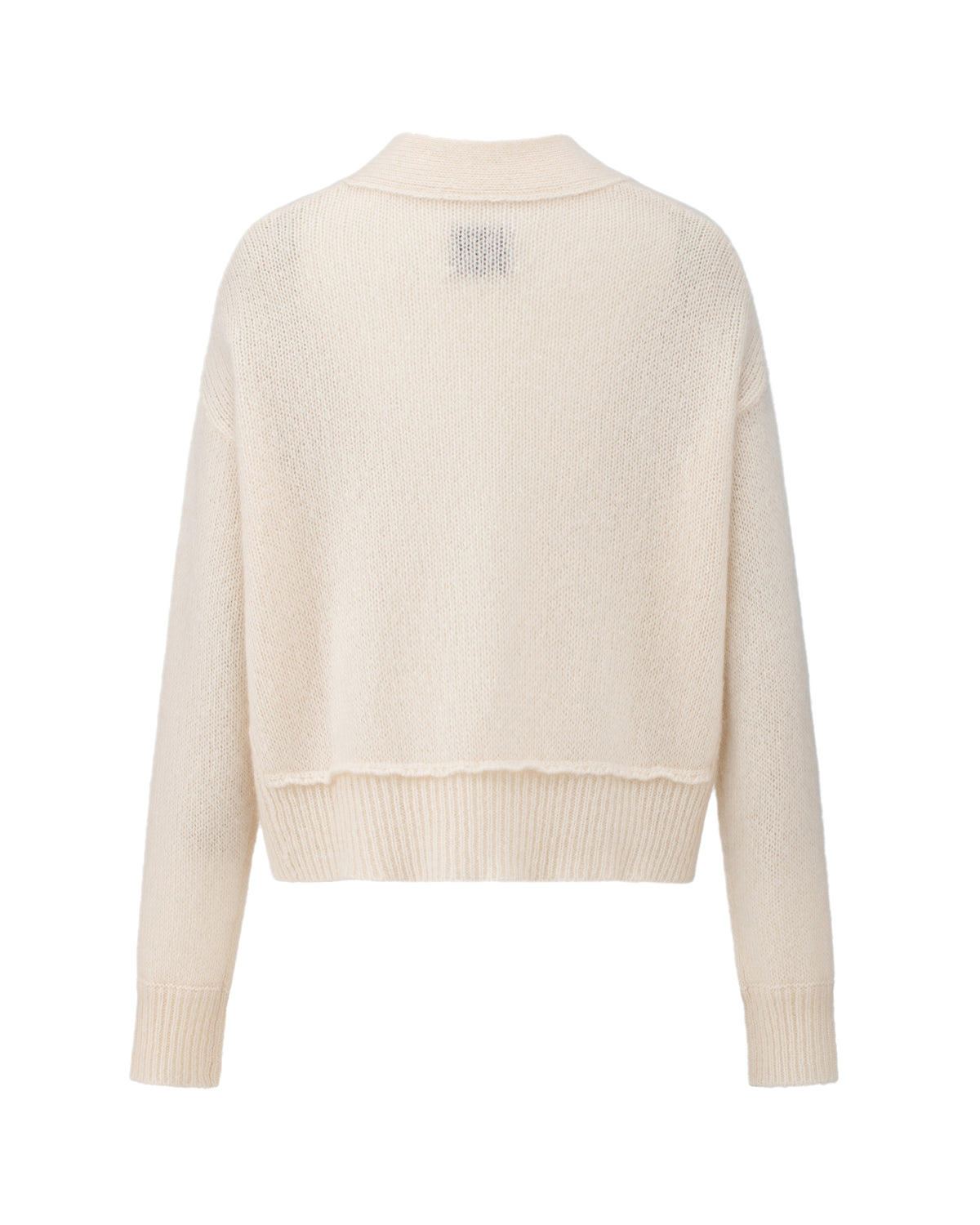 Damen Cardigan aus 75 % Kaschmir und 25 % Seide in Ivory – glatt gestrickter Cardigan in mittelschwerer Qualität mit kastiger Form in breiter, kurzer Silhouette. Das Modell verfügt über überschnittene Schultern, Hornknöpfe und lange, relaxte Ärmel. Saum und Ärmelbündchen sind in Rippstruktur gearbeitet und verleihen dem Cardigan einen modernen, lässigen Look.