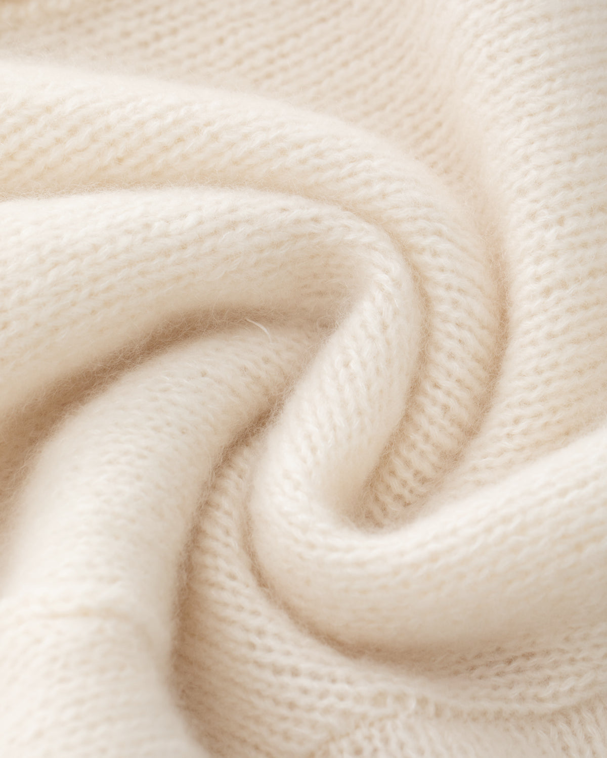Damen Cardigan aus 75 % Kaschmir und 25 % Seide in Ivory – glatt gestrickter Cardigan in mittelschwerer Qualität mit kastiger Form in breiter, kurzer Silhouette. Das Modell verfügt über überschnittene Schultern, Hornknöpfe und lange, relaxte Ärmel. Saum und Ärmelbündchen sind in Rippstruktur gearbeitet und verleihen dem Cardigan einen modernen, lässigen Look.