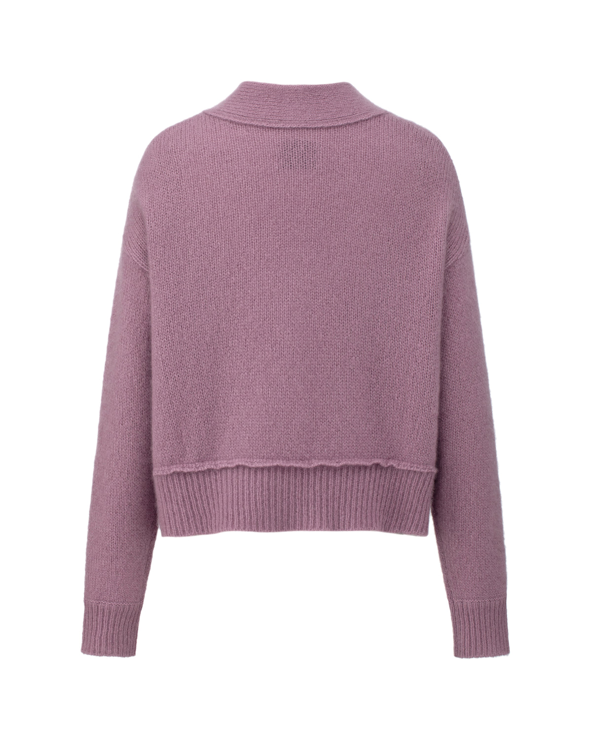 Damen Cardigan aus 75 % Kaschmir und 25 % Seide in Lilac Mist – glatt gestrickter Cardigan in mittelschwerer Qualität mit kastiger Form in breiter, kurzer Silhouette. Das Modell verfügt über überschnittene Schultern, Hornknöpfe und lange, relaxte Ärmel. Saum und Ärmelbündchen sind in Rippstruktur gearbeitet und verleihen dem Cardigan einen modernen, lässigen Look.