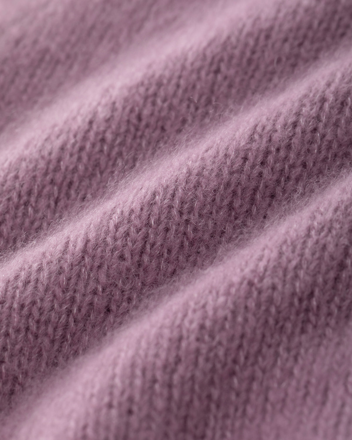 Damen Cardigan aus 75 % Kaschmir und 25 % Seide in Lilac Mist – glatt gestrickter Cardigan in mittelschwerer Qualität mit kastiger Form in breiter, kurzer Silhouette. Das Modell verfügt über überschnittene Schultern, Hornknöpfe und lange, relaxte Ärmel. Saum und Ärmelbündchen sind in Rippstruktur gearbeitet und verleihen dem Cardigan einen modernen, lässigen Look.