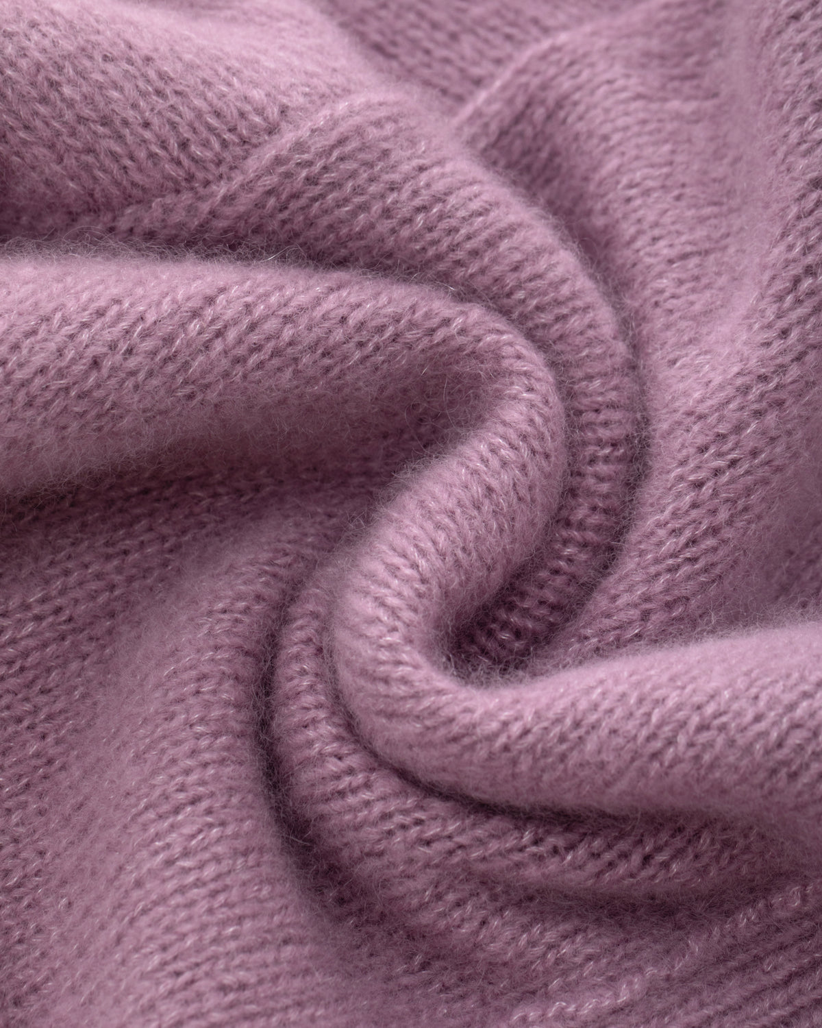 Damen Cardigan aus 75 % Kaschmir und 25 % Seide in Lilac Mist – glatt gestrickter Cardigan in mittelschwerer Qualität mit kastiger Form in breiter, kurzer Silhouette. Das Modell verfügt über überschnittene Schultern, Hornknöpfe und lange, relaxte Ärmel. Saum und Ärmelbündchen sind in Rippstruktur gearbeitet und verleihen dem Cardigan einen modernen, lässigen Look.