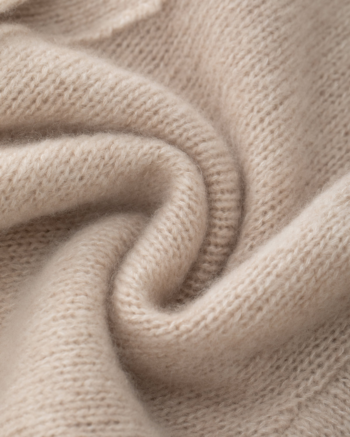 Damen Cardigan aus 75 % Kaschmir und 25 % Seide in Wheat – glatt gestrickter Cardigan in mittelschwerer Qualität mit kastiger Form in breiter, kurzer Silhouette. Das Modell verfügt über überschnittene Schultern, Hornknöpfe und lange, relaxte Ärmel. Saum und Ärmelbündchen sind in Rippstruktur gearbeitet und verleihen dem Cardigan einen modernen, lässigen Look.