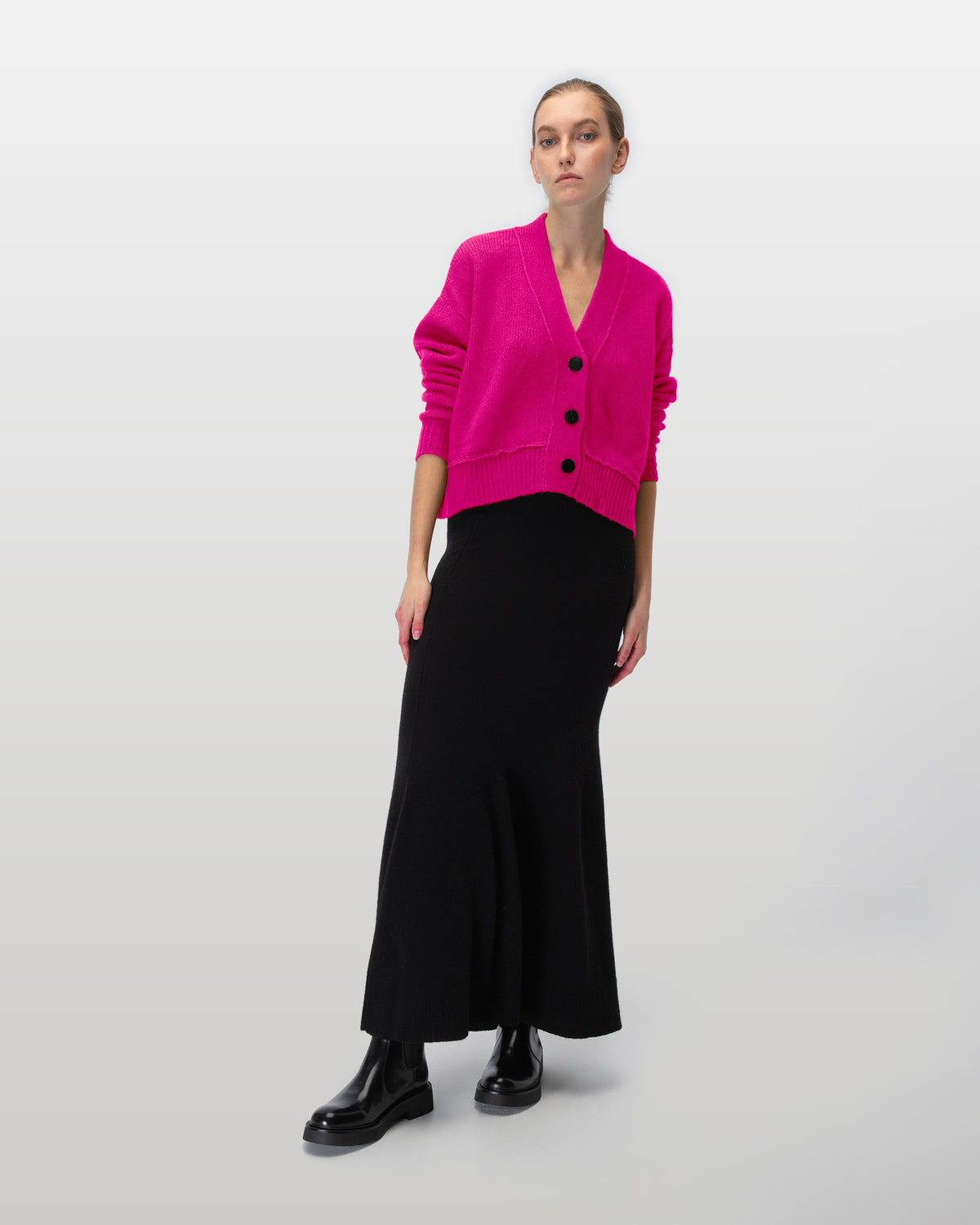 Damen Cardigan aus 75 % Kaschmir und 25 % Seide in Lipstick – glatt gestrickter Cardigan in mittelschwerer Qualität mit kastiger Form in breiter, kurzer Silhouette. Das Modell verfügt über überschnittene Schultern, Hornknöpfe und lange, relaxte Ärmel. Saum und Ärmelbündchen sind in Rippstruktur gearbeitet und verleihen dem Cardigan einen modernen, lässigen Look.