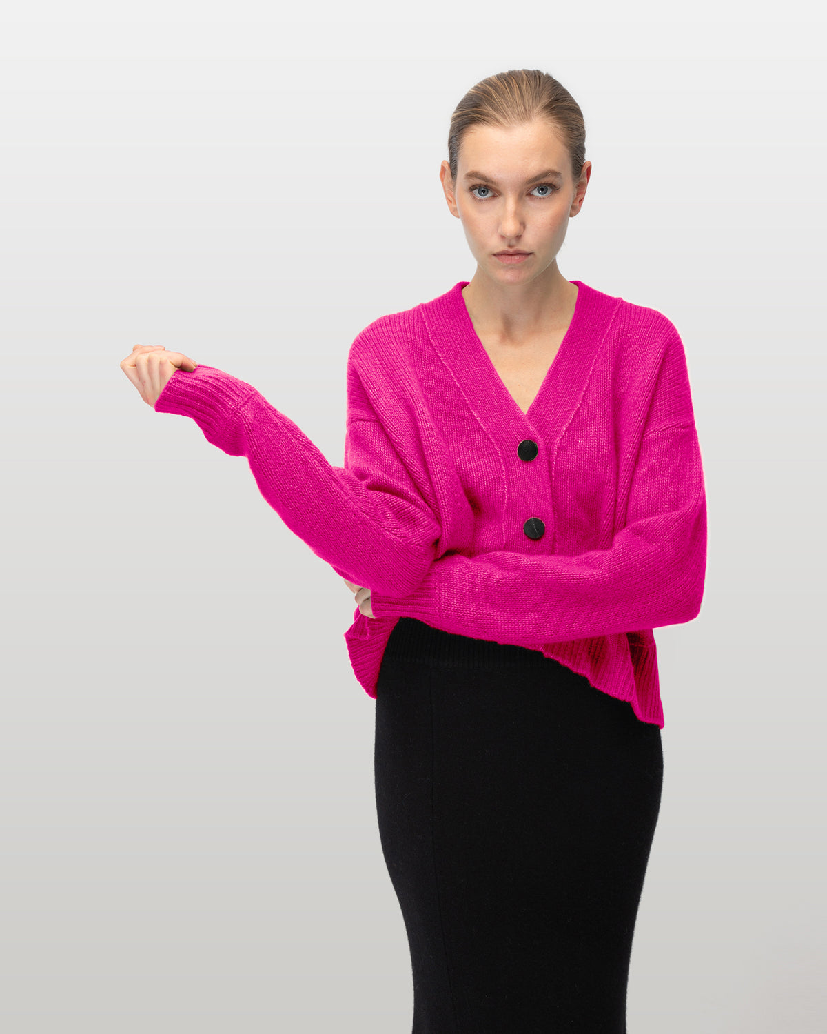 Damen Cardigan aus 75 % Kaschmir und 25 % Seide in Lipstick – glatt gestrickter Cardigan in mittelschwerer Qualität mit kastiger Form in breiter, kurzer Silhouette. Das Modell verfügt über überschnittene Schultern, Hornknöpfe und lange, relaxte Ärmel. Saum und Ärmelbündchen sind in Rippstruktur gearbeitet und verleihen dem Cardigan einen modernen, lässigen Look.