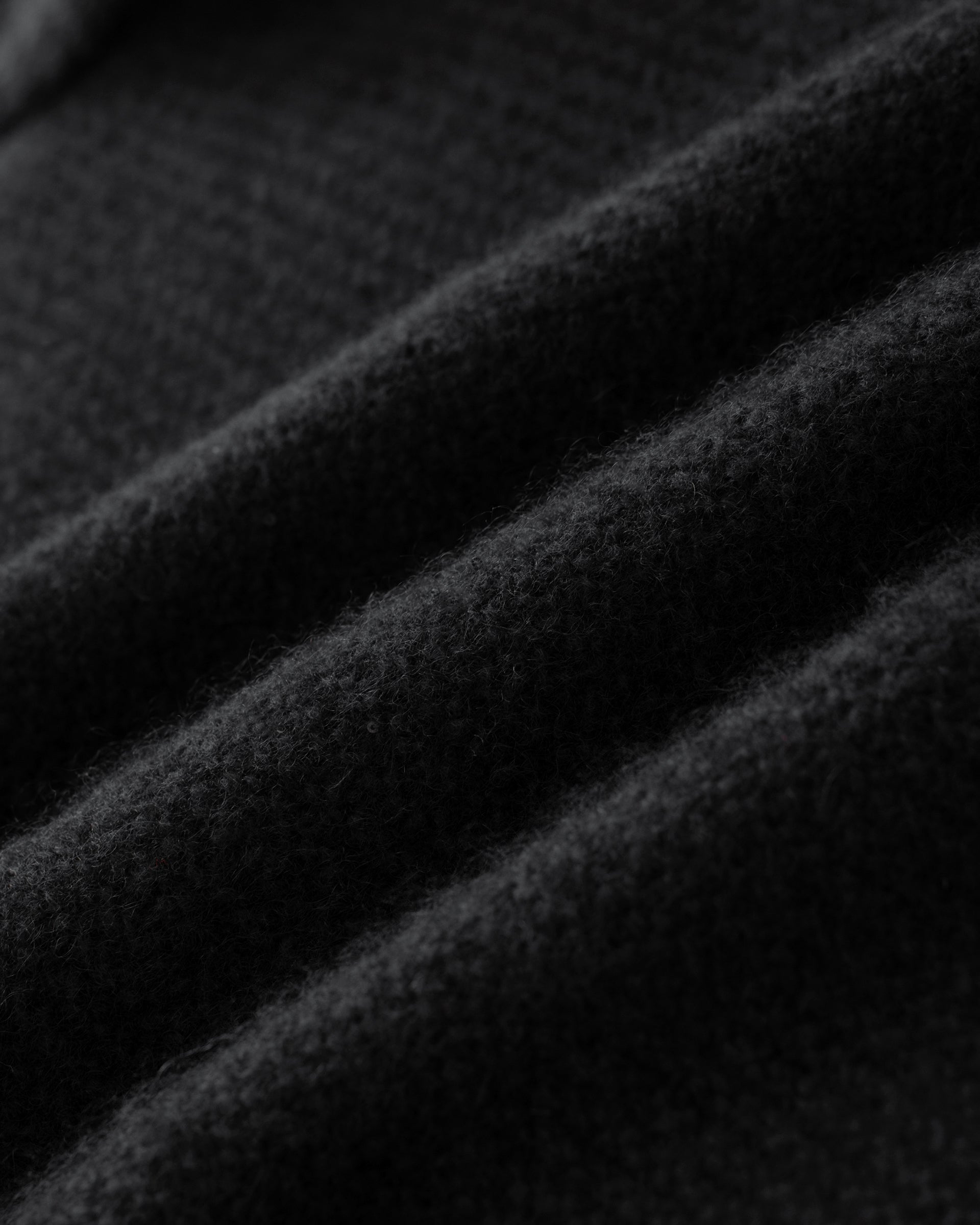 Damen Pullover aus 67 % Kaschmir, 32 % Seide und 1 % Pailletten in Black – links gestrickter Pullover in mittelschwerer Qualität mit relaxter Passform, angestricktem, kleinem Stehkragen, klassischer, leicht überschnittener Schulterform sowie langen, relaxten Ärmeln. Dezent eingearbeitete Pailletten verleihen dem Modell einen eleganten, schimmernden Akzent.