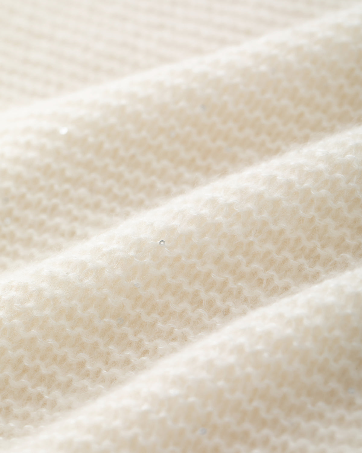 Damen Pullover aus 67 % Kaschmir, 32 % Seide und 1 % Pailletten in Ivory – links gestrickter Pullover in mittelschwerer Qualität mit relaxter Passform, angestricktem, kleinem Stehkragen, klassischer, leicht überschnittener Schulterform sowie langen, relaxten Ärmeln. Dezent eingearbeitete Pailletten verleihen dem Modell einen eleganten, schimmernden Akzent.