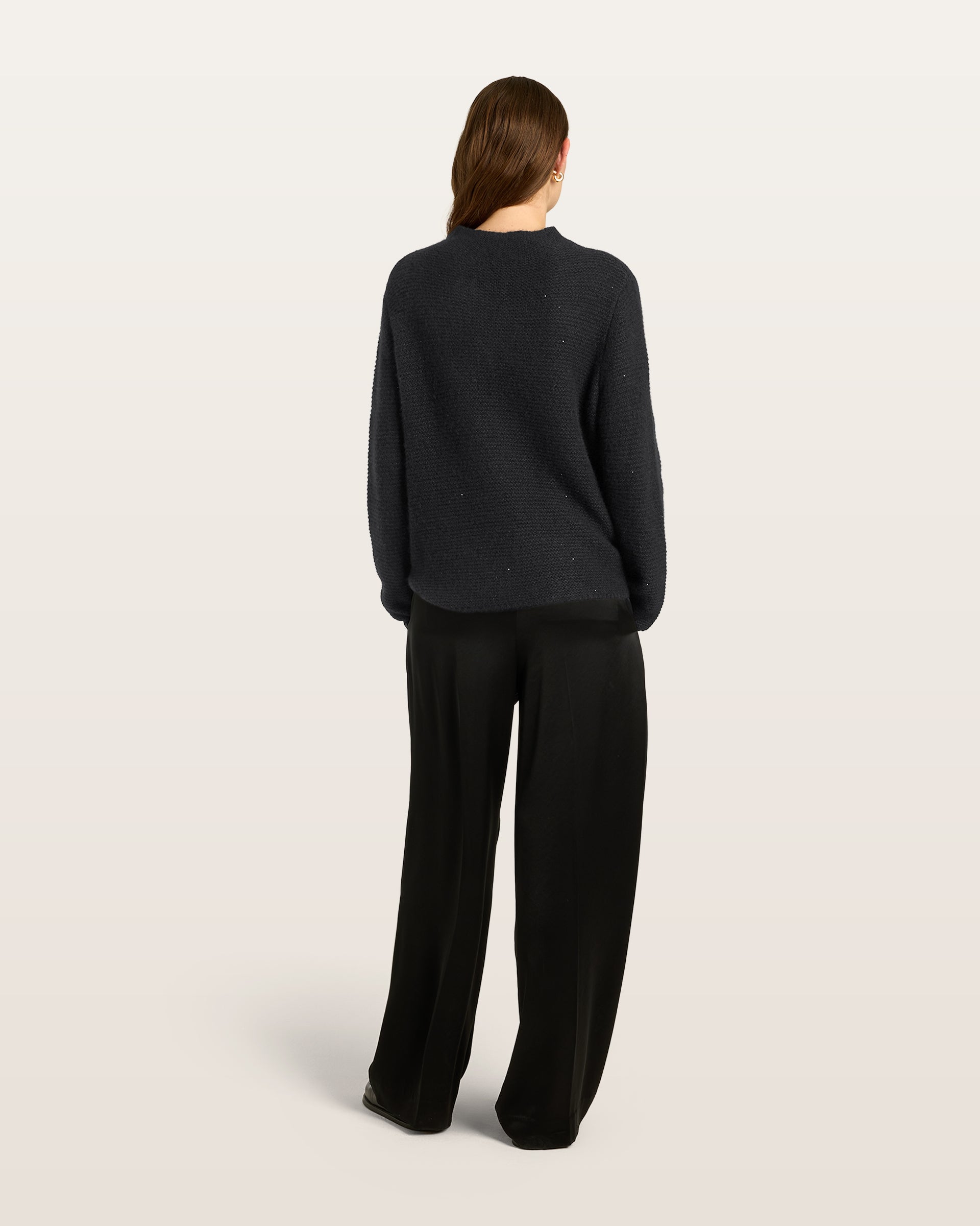 Damen Pullover aus 67 % Kaschmir, 32 % Seide und 1 % Pailletten in Black – links gestrickter Pullover in mittelschwerer Qualität mit relaxter Passform, angestricktem, kleinem Stehkragen, klassischer, leicht überschnittener Schulterform sowie langen, relaxten Ärmeln. Dezent eingearbeitete Pailletten verleihen dem Modell einen eleganten, schimmernden Akzent.
